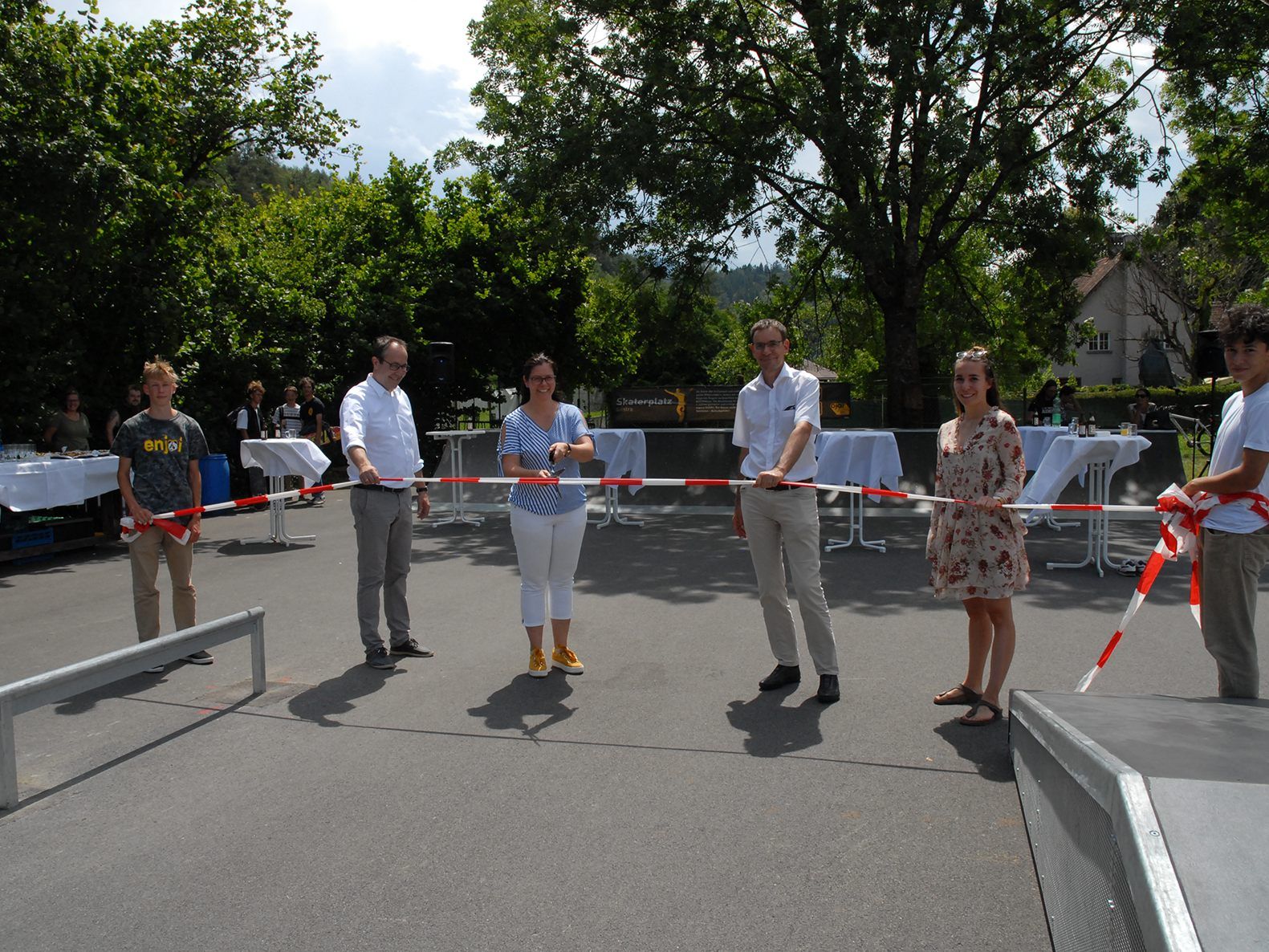 (v.l.) Vizebürgermeister Andreas Prenn, Bürgermeisterin Katharina Wöß-Krall sowie Kinder- und Jugendanwalt Michael Rauch und OJAR Geschäftsführerin Anja Matt haben gemeinsam mit Jugendlichen den neuen Skaterplatz in Rankweil eröffnet. (v.l.) Vizebürgermeister Andreas Prenn, Bürgermeisterin Katharina Wöß-Krall sowie Kinder- und Jugendanwalt Michael Rauch und OJAR Geschäftsführerin Anja Matt haben gemeinsam mit Jugendlichen den neuen Skaterplatz in Rankweil eröffnet.