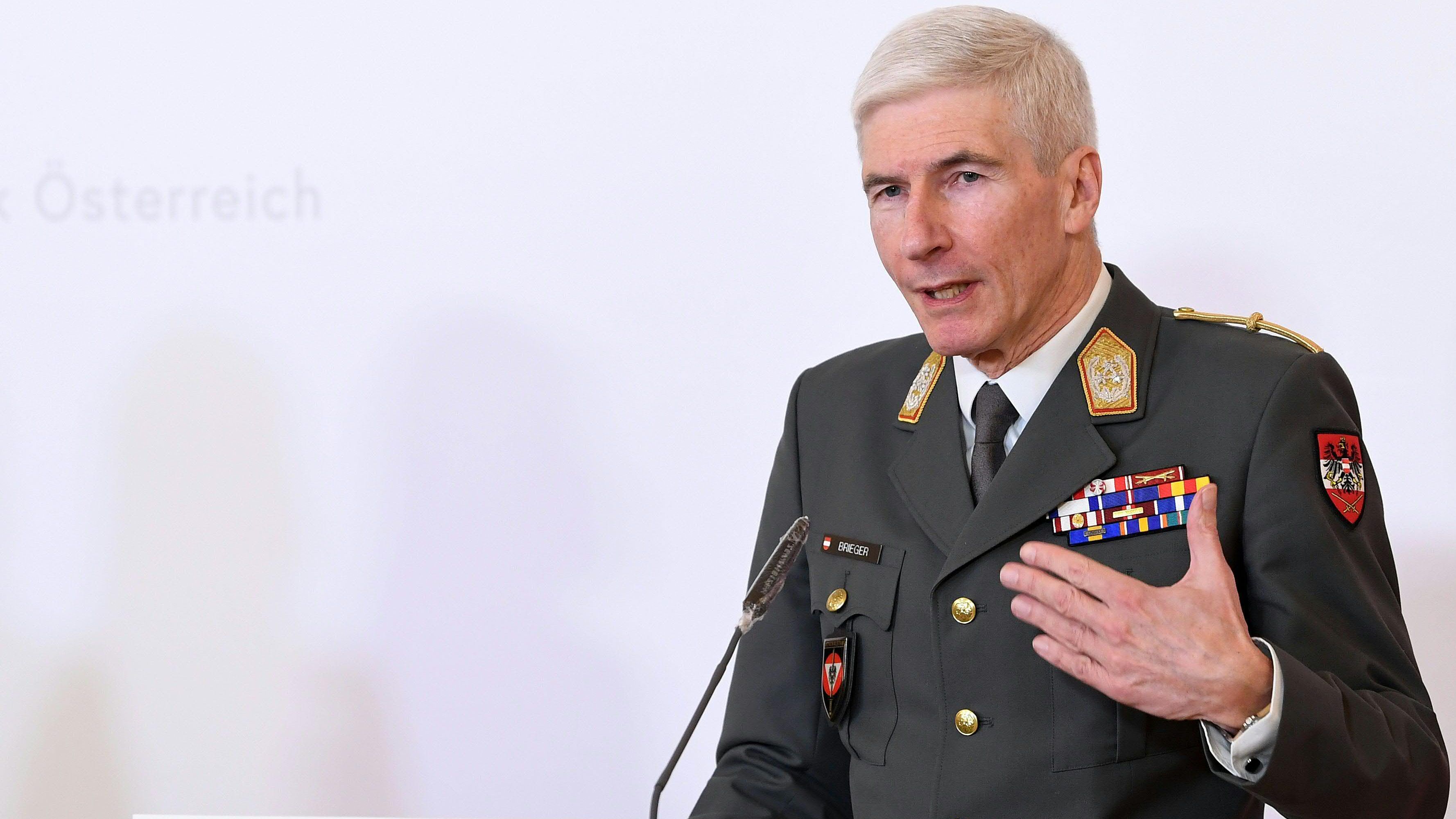 Fotograf Manfred Baumann inszeniert Promis und Tiere für Vier Pfoten