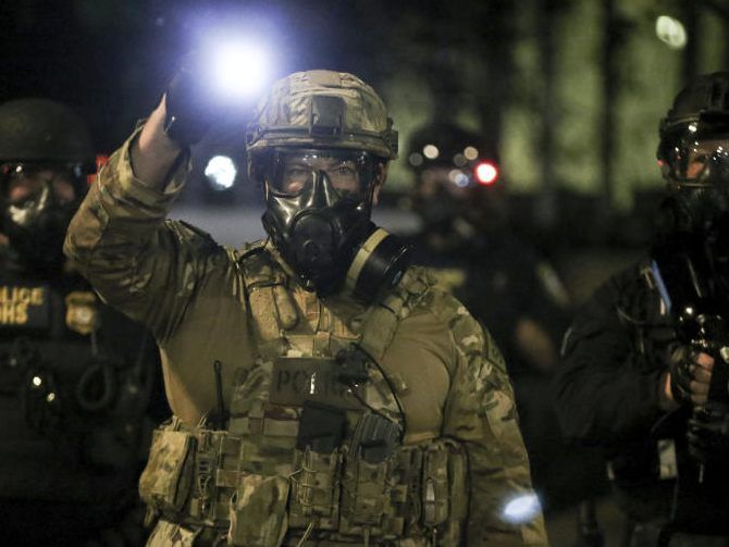 In Portland stehen sich Demonstranten und schwer bewaffnete Polizisten gegenüber. Jetzt kam es aber zu einer ganz besonderen Begegnung. (Symbolbild) In Portland stehen sich Demonstranten und schwer bewaffnete Polizisten gegenüber. Jetzt kam es aber zu einer ganz besonderen Begegnung. (Symbolbild)