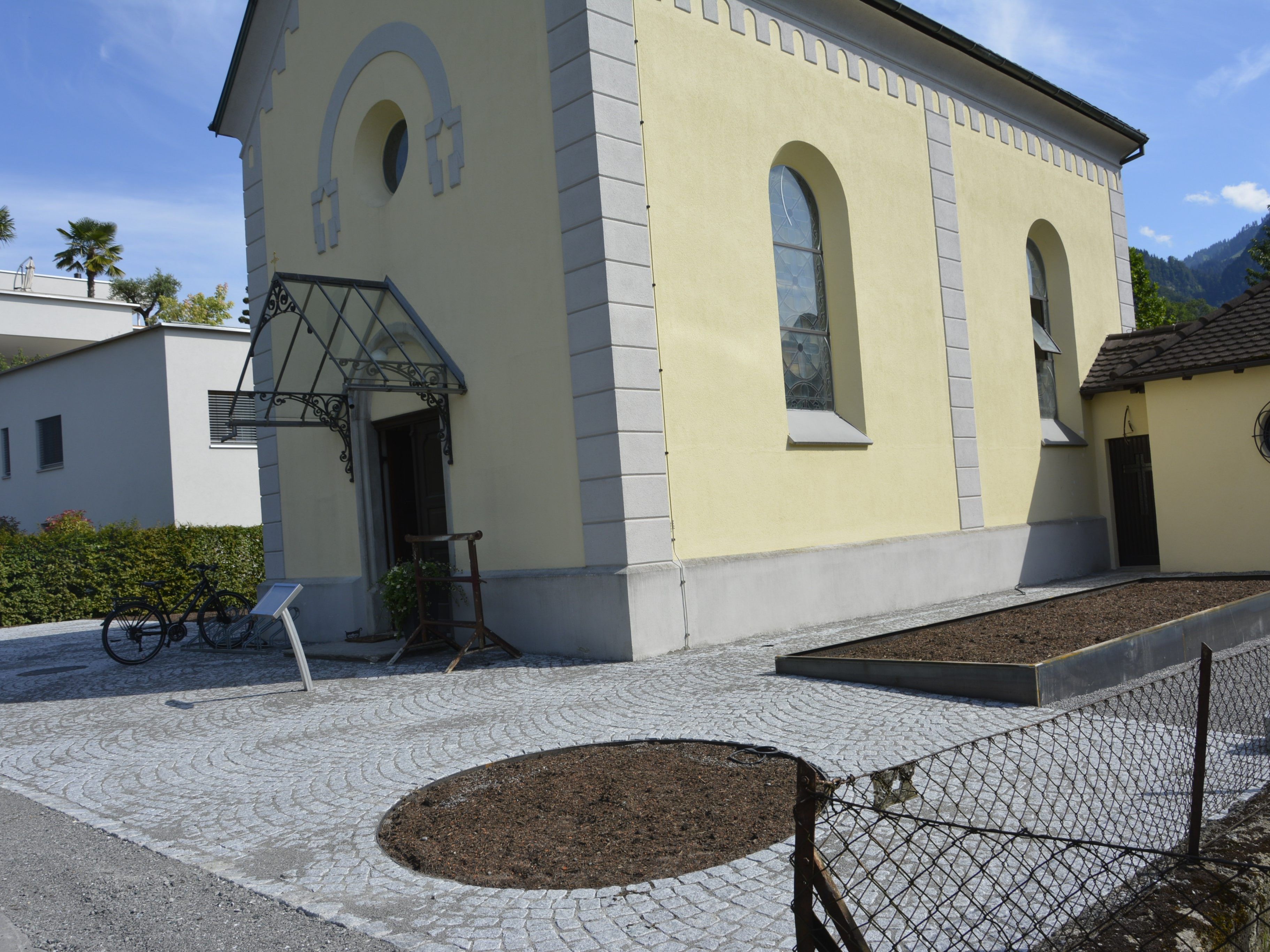 Die Außengestaltung der Kapelle ist abgeschlossen. Die Bepflanzung wird im Herbst erfolgen. Die Außengestaltung der Kapelle ist abgeschlossen. Die Bepflanzung wird im Herbst erfolgen.