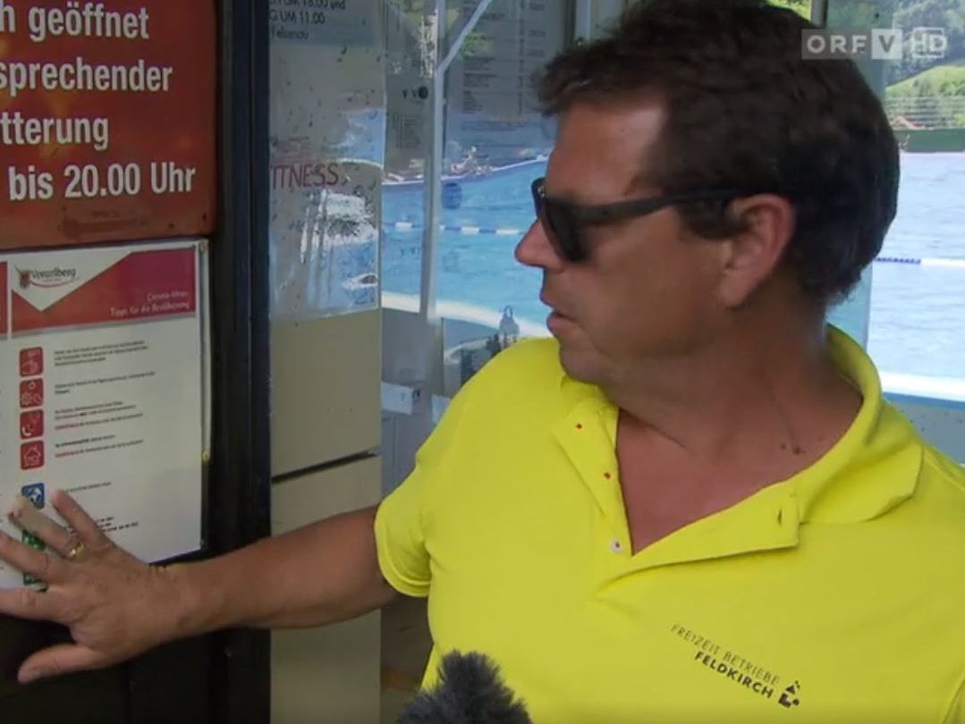 Bademeister Helmut Stelzer im Schwimmbad Felsenau in Frastanz erklärt die Corona-Regeln. Bademeister Helmut Stelzer im Schwimmbad Felsenau in Frastanz erklärt die Corona-Regeln.
