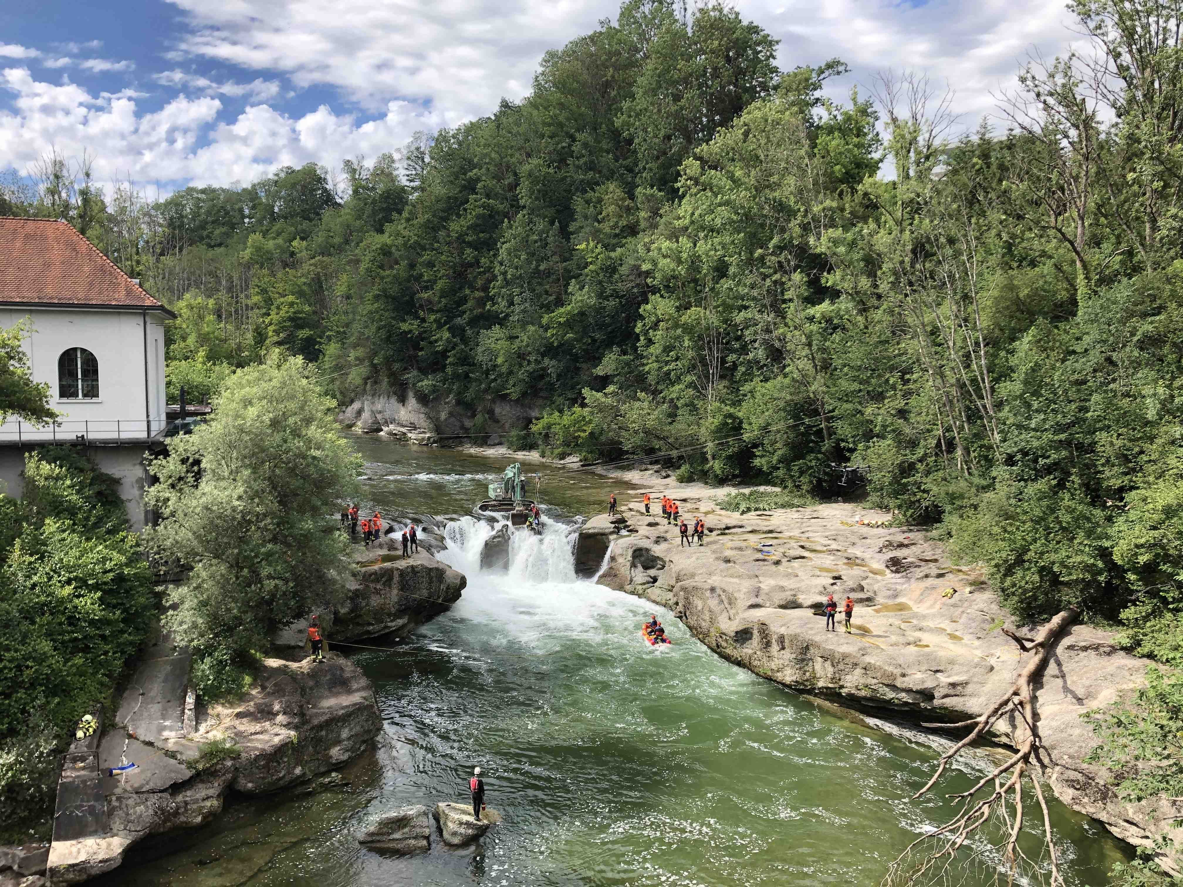 Polizist und Frau hatten sich oberhalb von Wasserfall bewegt