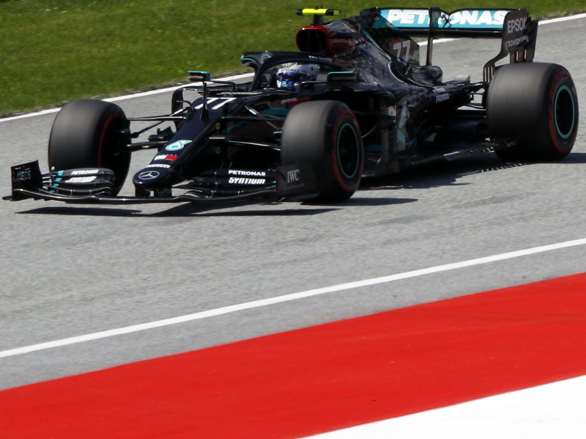 Valtteri Bottas konnte seinen favorisierten Teamkollegen Lewis Hamilton hinter sich lassen. Valtteri Bottas konnte seinen favorisierten Teamkollegen Lewis Hamilton hinter sich lassen.