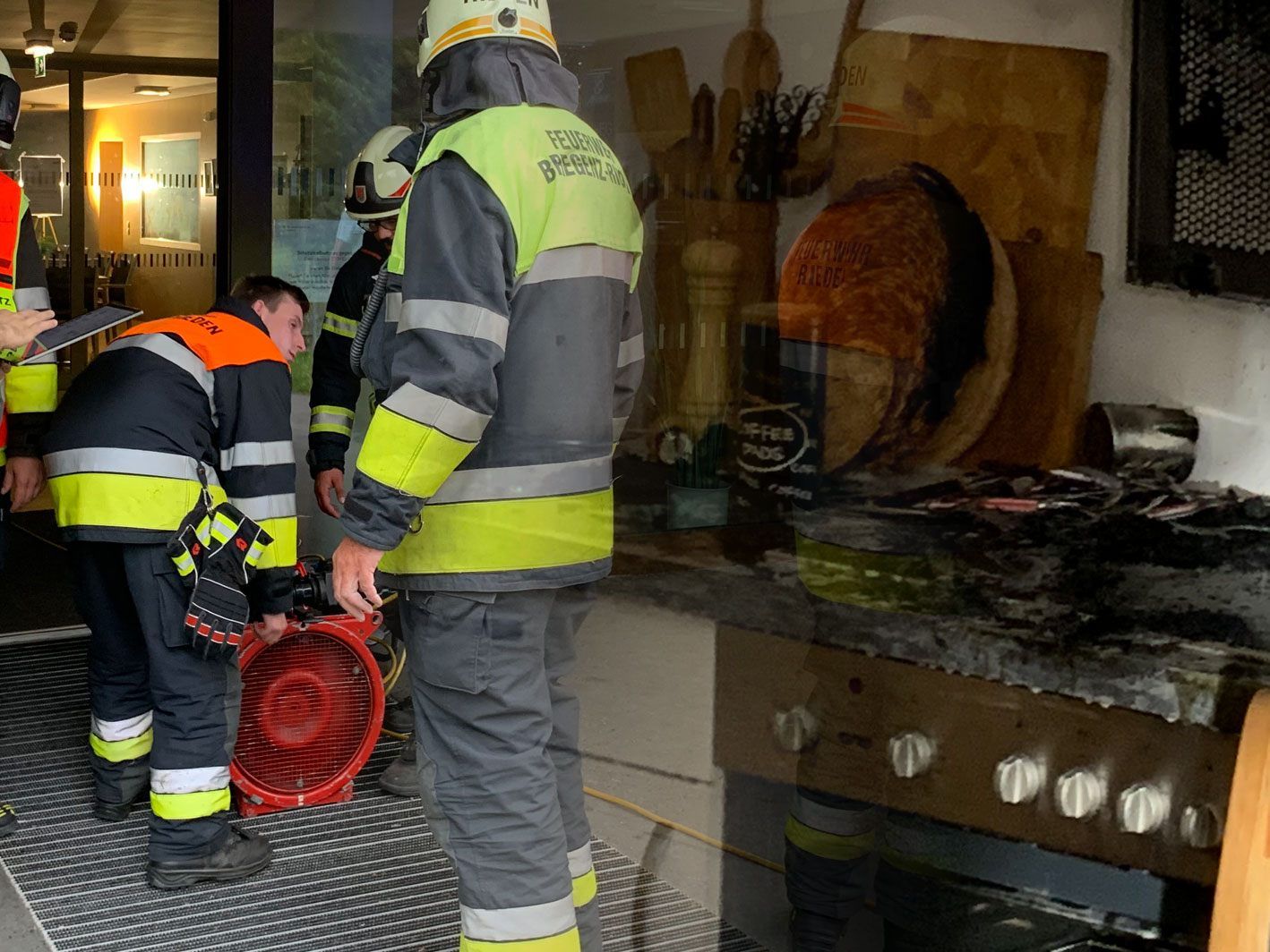 Nachbarn hatten beim Eintreffen der Feuerwehr den Küchenbrand bereits gelöscht.