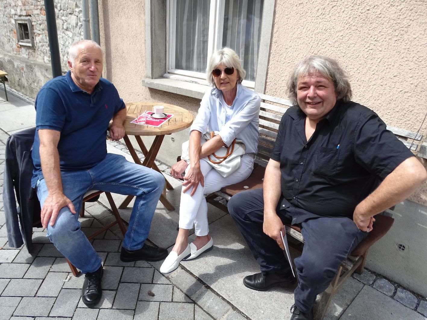 Günther Blenke (r.) initiierte die Gartenbänkle-Aktion in der Emser Innenstadt.