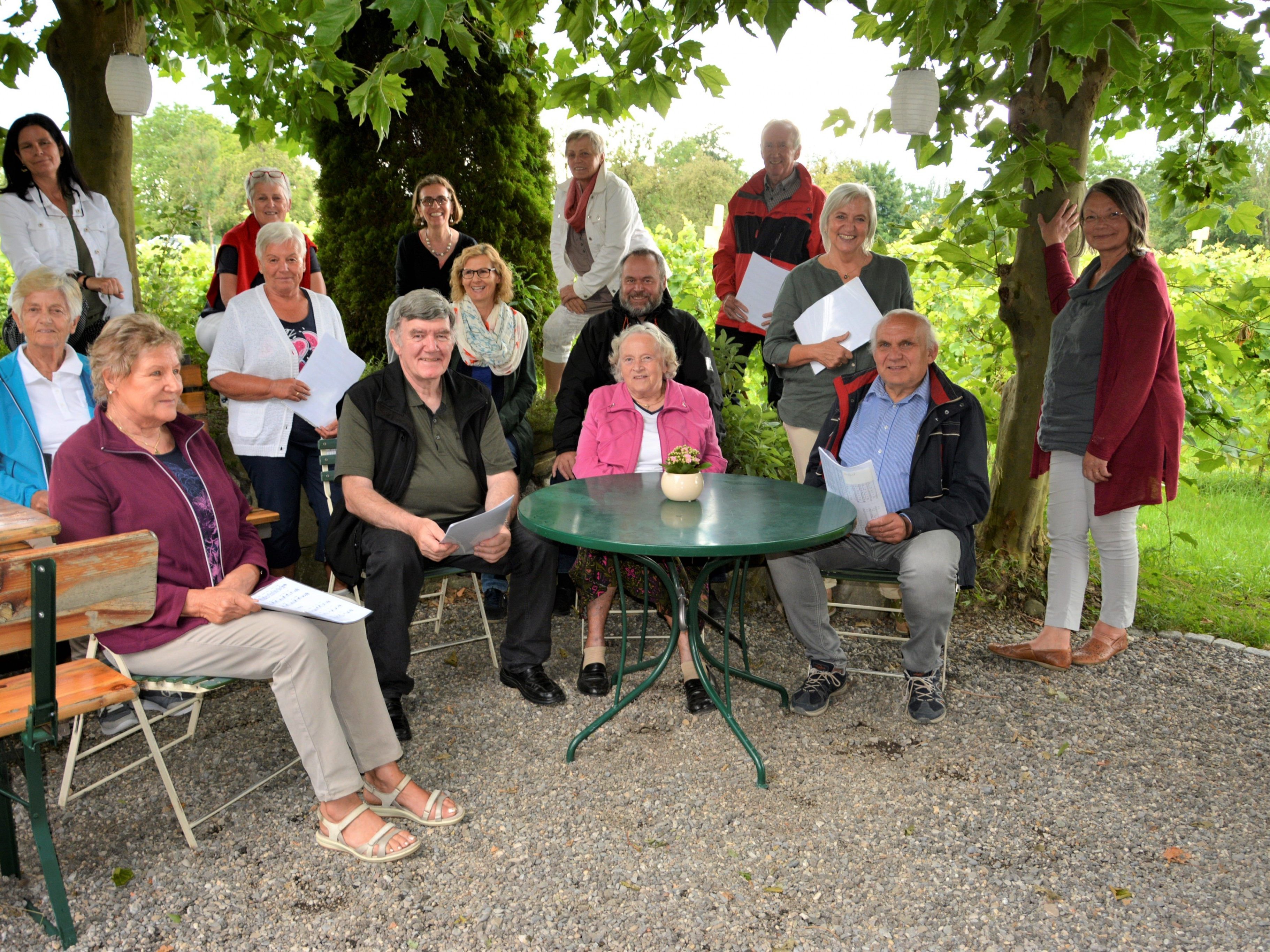 Eine Gruppe vom Hatler Kirchenchor beim Wiedersingen im Freien mit Chorleiterin Waltraud Girardelli (rechts).