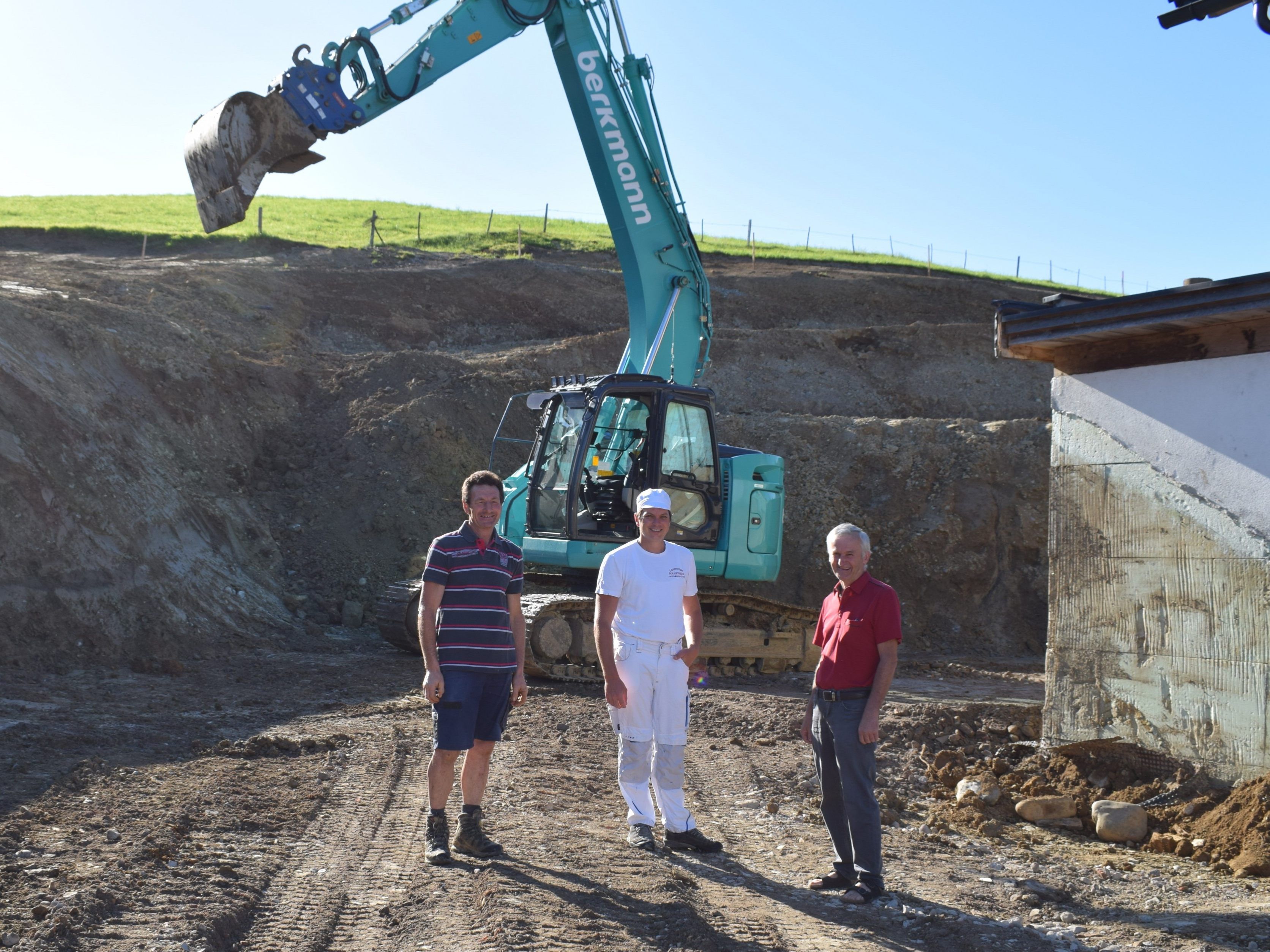Auf der Baustelle: Obmann Reinhard Bechter, Meistersenn Christoph Schwarzmann und Kassier Anton Bader. Auf der Baustelle: Obmann Reinhard Bechter, Meistersenn Christoph Schwarzmann und Kassier Anton Bader.
