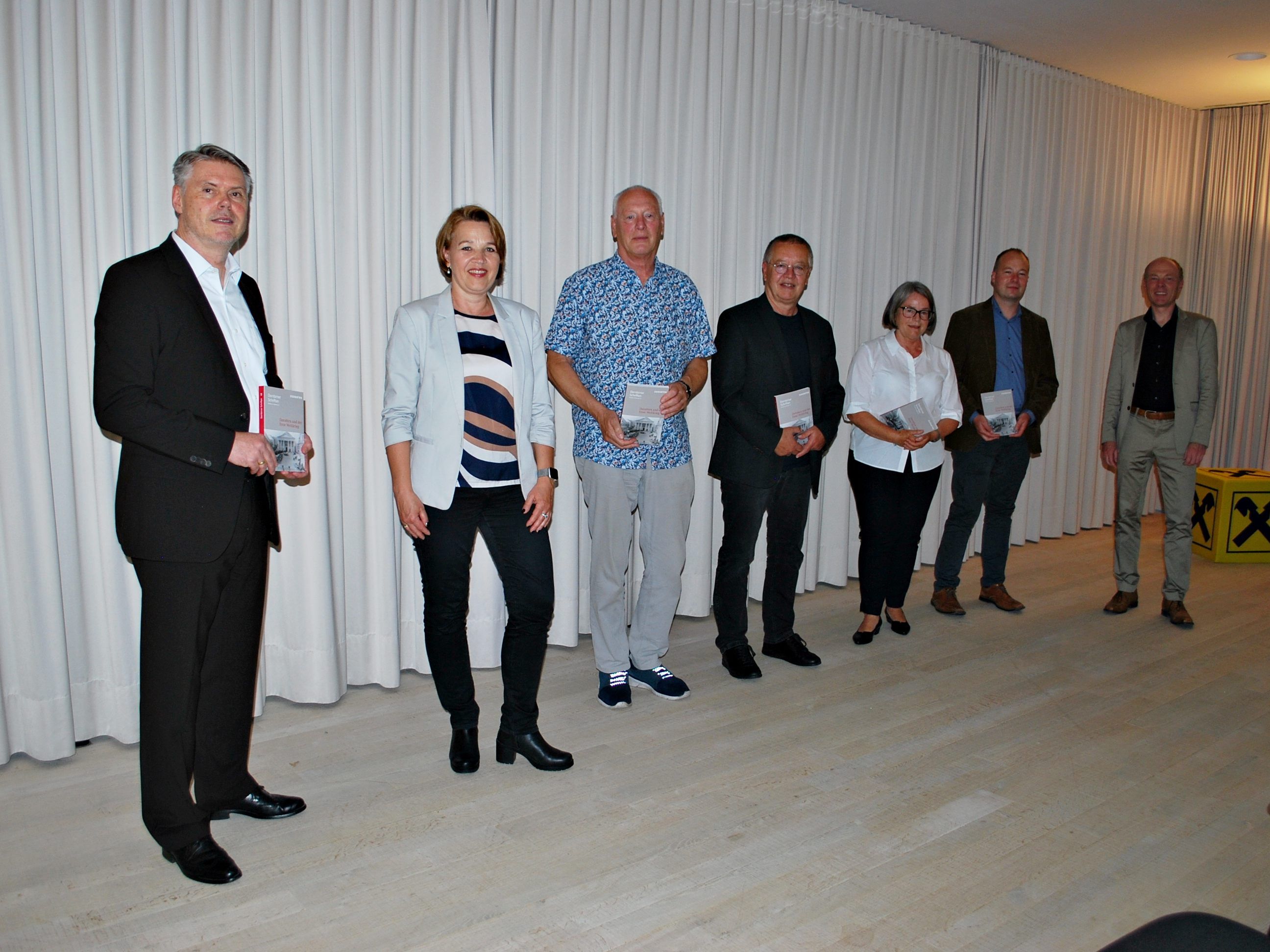 Bürgermeisterin Andrea Kaufmann überreichte im Raiffeisen Forum Friedrich-Wilhelm druckfrische Exemplare an die Autorin und Autoren der 48. Ausgabe der „Dornbirner Schriften“. Bürgermeisterin Andrea Kaufmann überreichte im Raiffeisen Forum Friedrich-Wilhelm druckfrische Exemplare an die Autorin und Autoren der 48. Ausgabe der „Dornbirner Schriften“.
