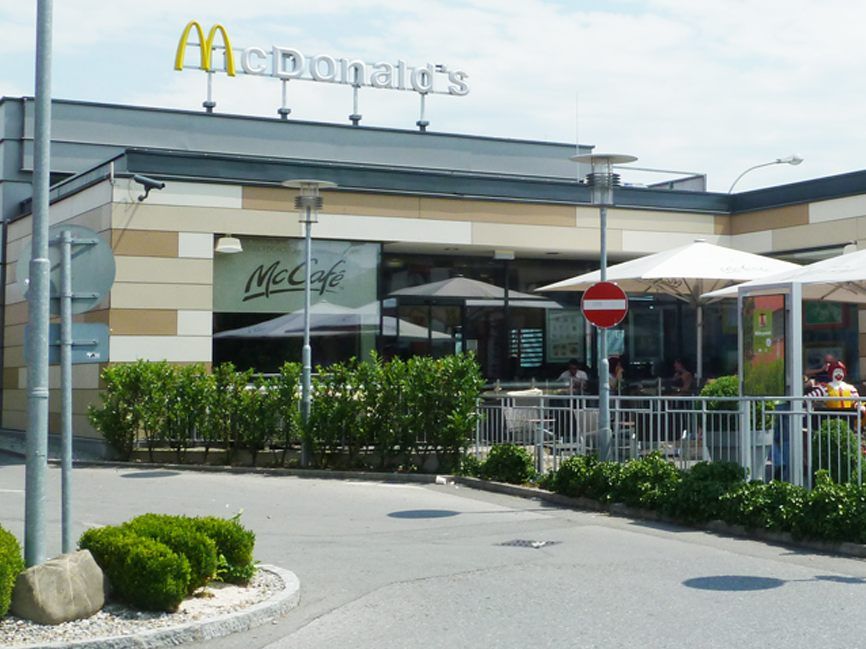 Der McDonald's in Hohenems soll komplett neu gebaut werden.