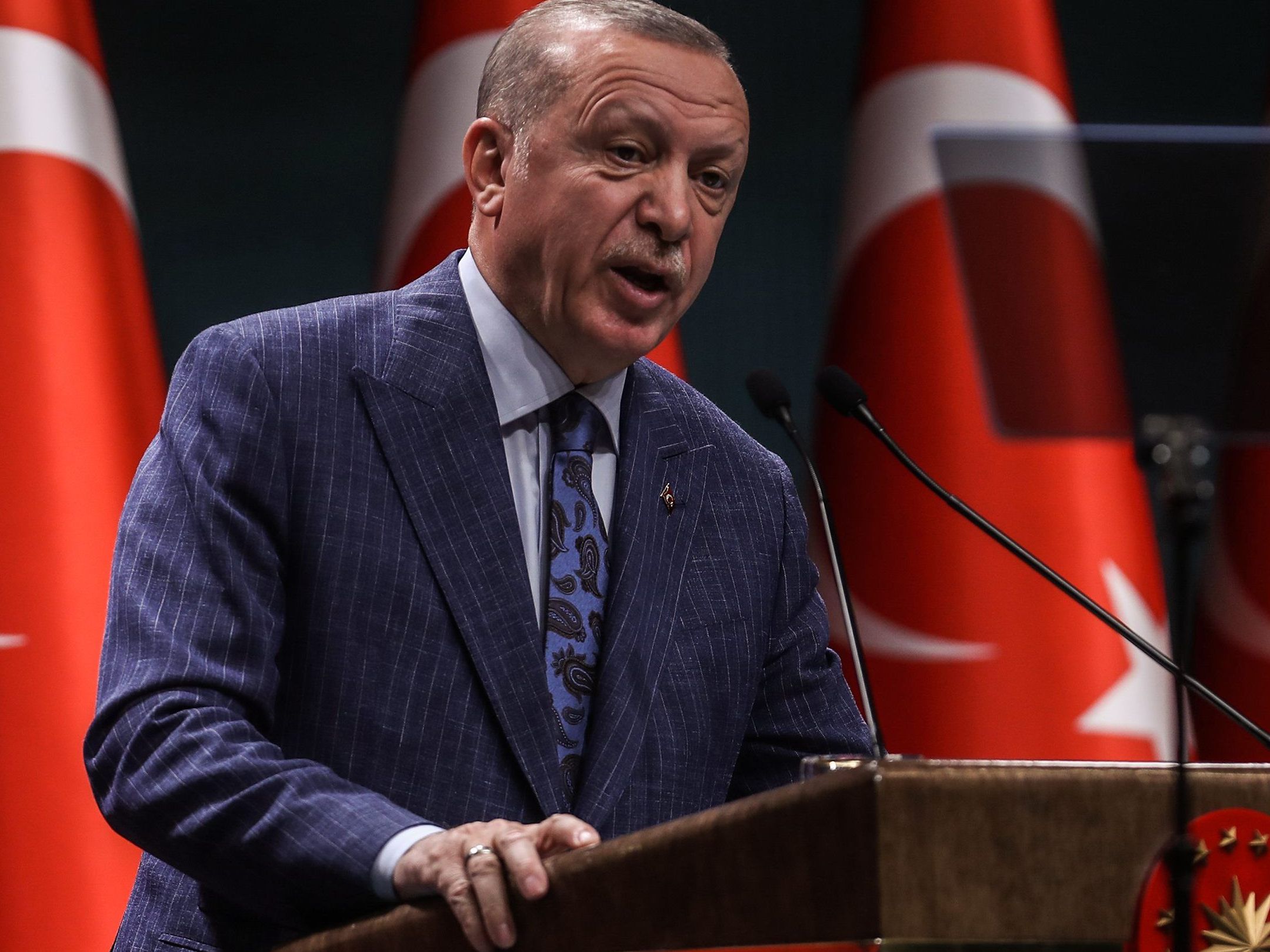 Nach Beschimpfungen seiner Tochter und seines Schwiegersohnes auf Twitter nimmt Erdogan den Kampf gegen Soziale Medien auf.