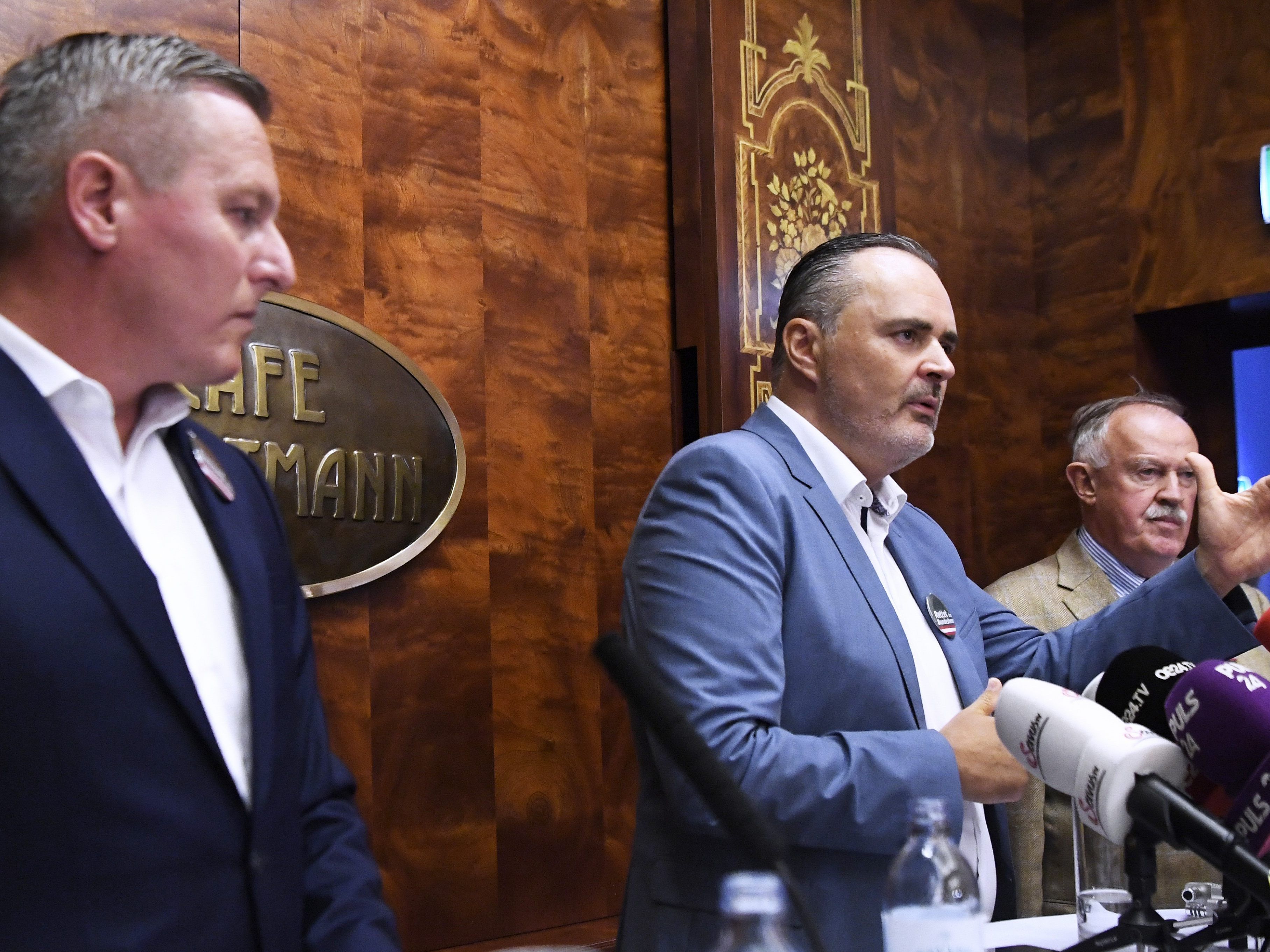 Die Ex-Verteidigungsminister - Burgenlands Landeshauptmann Hans Peter Doskozil, der steirische FPÖ-Klubobmann Mario Kunasek (L.) und der General i.R. Edmund Entacher (R.) Die Ex-Verteidigungsminister - Burgenlands Landeshauptmann Hans Peter Doskozil, der steirische FPÖ-Klubobmann Mario Kunasek (L.) und der General i.R. Edmund Entacher (R.)
