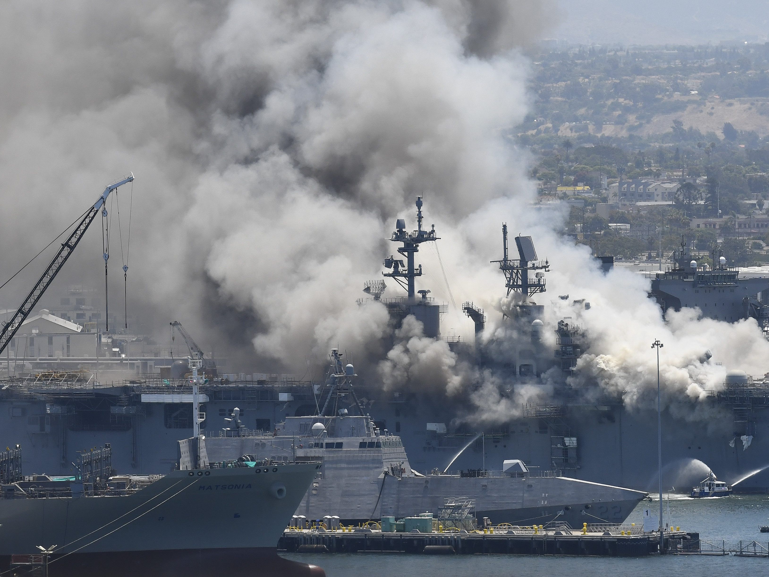Der Brand war am Sonntagmorgen kurz vor 9.00 Uhr (Ortszeit) auf der "USS Bonhomme Richard" gemeldet worden, Der Brand war am Sonntagmorgen kurz vor 9.00 Uhr (Ortszeit) auf der "USS Bonhomme Richard" gemeldet worden,