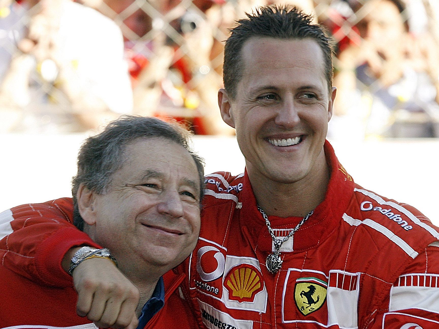 Archivbild 2006: Michael Schumacher umarmt seinen Boss bei Ferrari, Jean Todt. Archivbild 2006: Michael Schumacher umarmt seinen Boss bei Ferrari, Jean Todt.