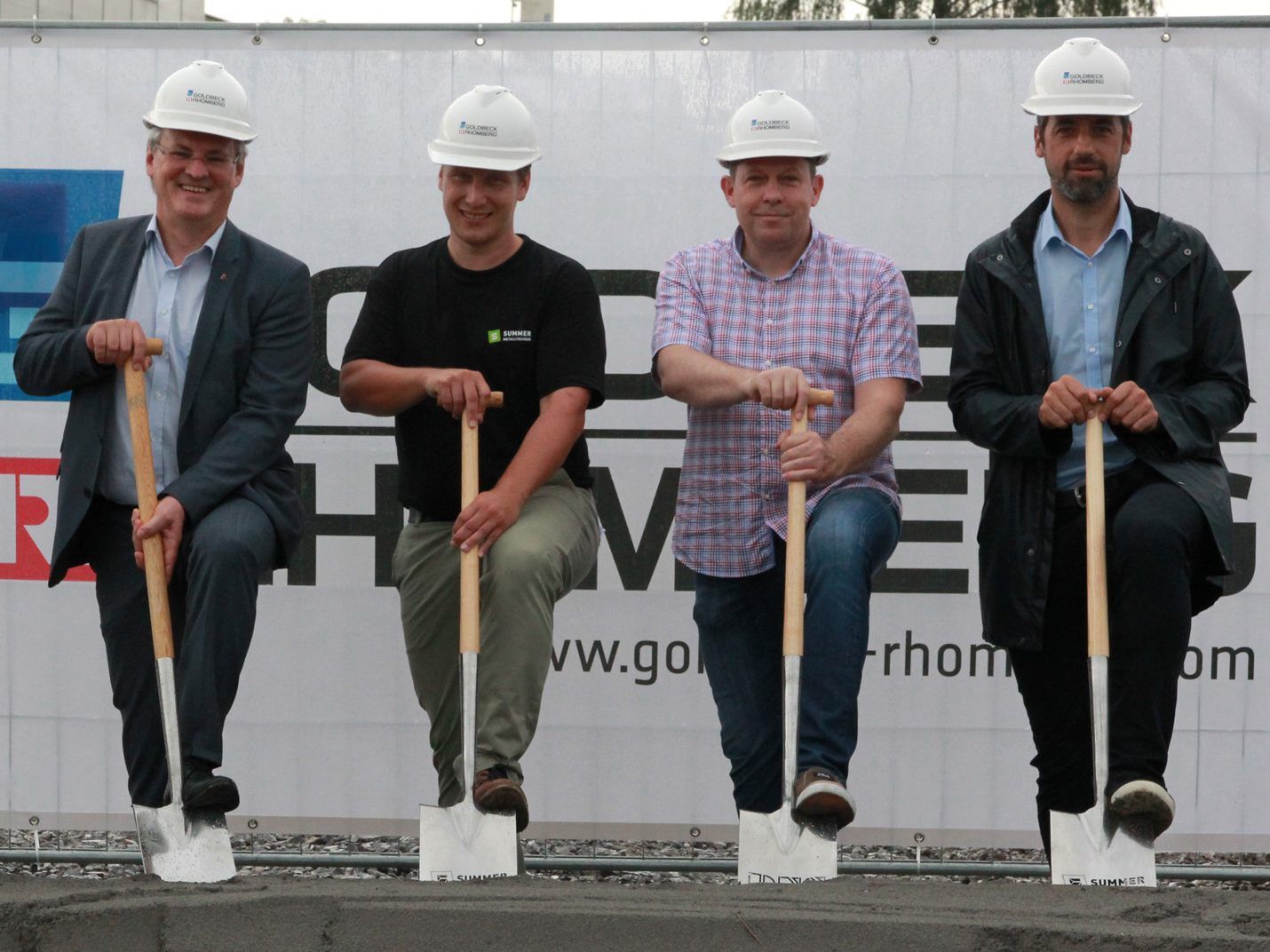 Spatenstich: (v. l. n. r.): Benedikt König (Stadtrat Feldkirch), Harald Sonderegger (Land Vorarlberg), Christian Summer (Summer Metalltechnik GmbH), Jörg Dietrich (DNS-Fertigungstechnik GmbH), Thomas Meusburger (Goldbeck Rhomberg GmbH). Spatenstich: (v. l. n. r.): Benedikt König (Stadtrat Feldkirch), Harald Sonderegger (Land Vorarlberg), Christian Summer (Summer Metalltechnik GmbH), Jörg Dietrich (DNS-Fertigungstechnik GmbH), Thomas Meusburger (Goldbeck Rhomberg GmbH).