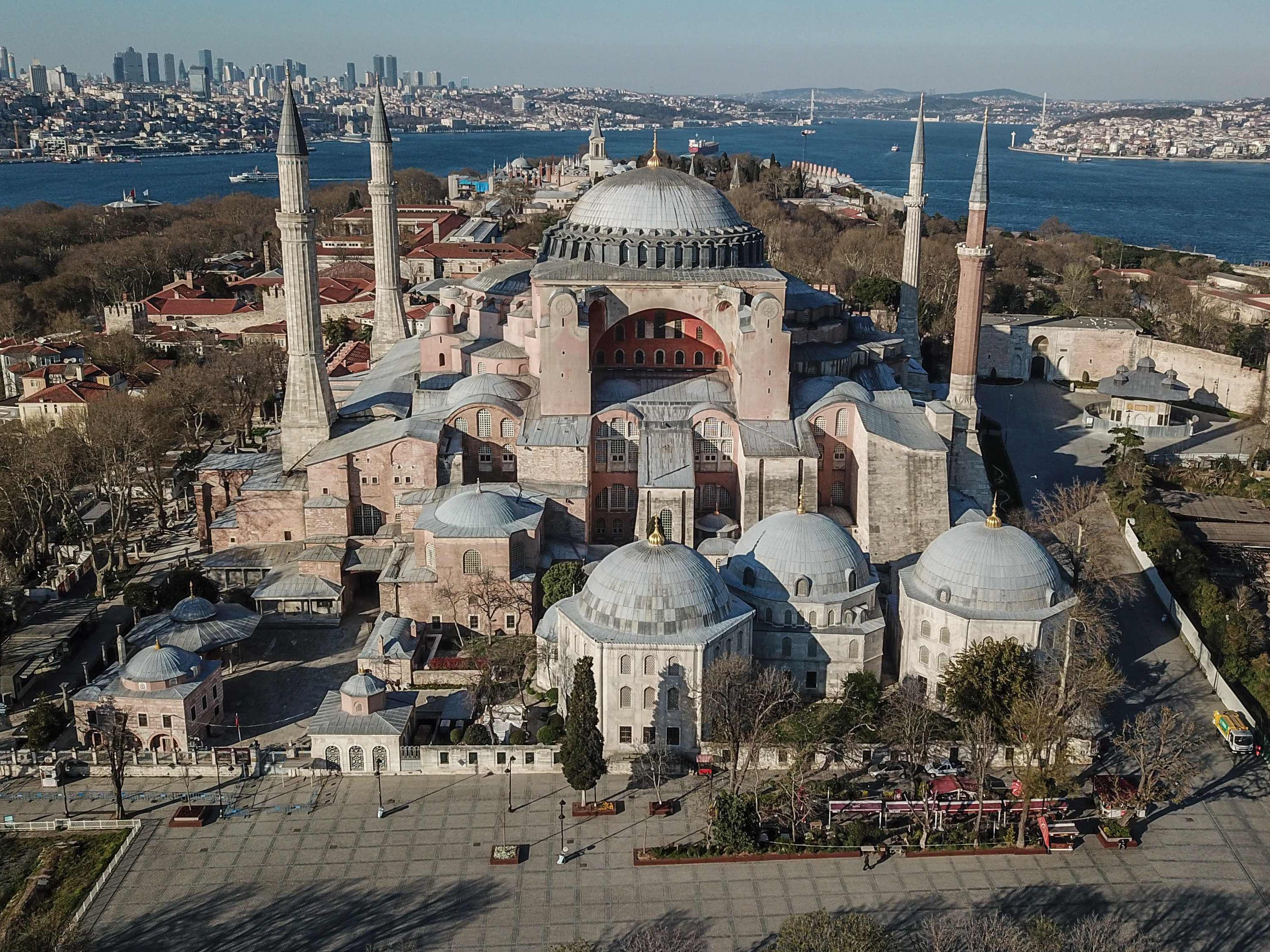 Die Entscheidung des Obersten Verwaltungsgerichts der Türkei, wonach die Hagia Sophia in Istanbul wieder eine Moschee werden darf, hat nicht nur Empörung und Entsetzen bei der UNESCO und der orthodoxen Kirche ausgelöst.