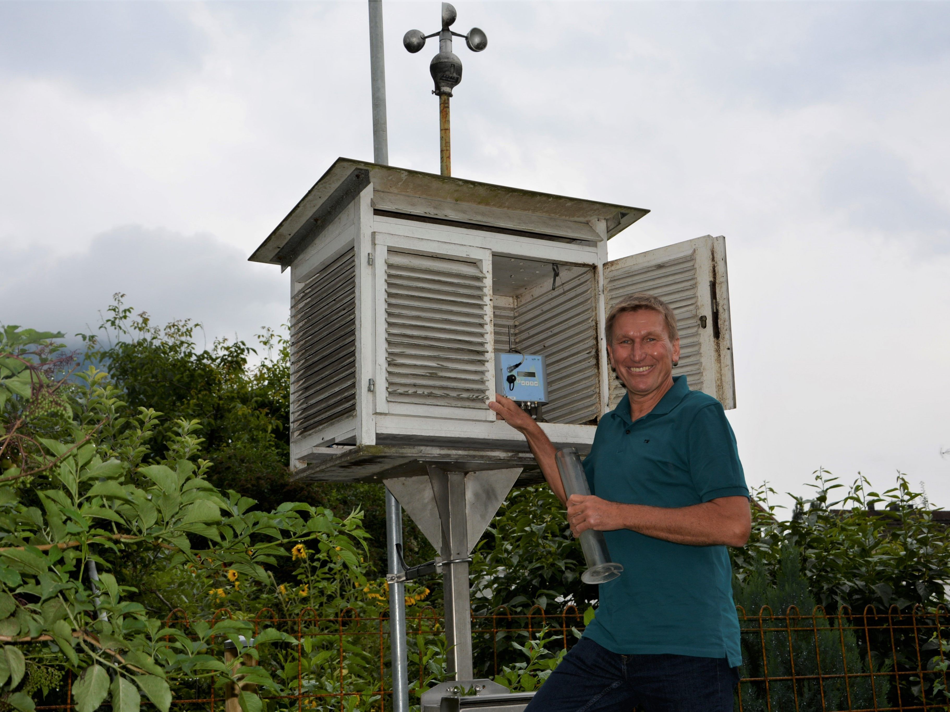 Mitten im Garten der Familie Wirth steht eine Wetterstation. Hermann Wirth macht täglich Aufzeichnungen über das Wetter.