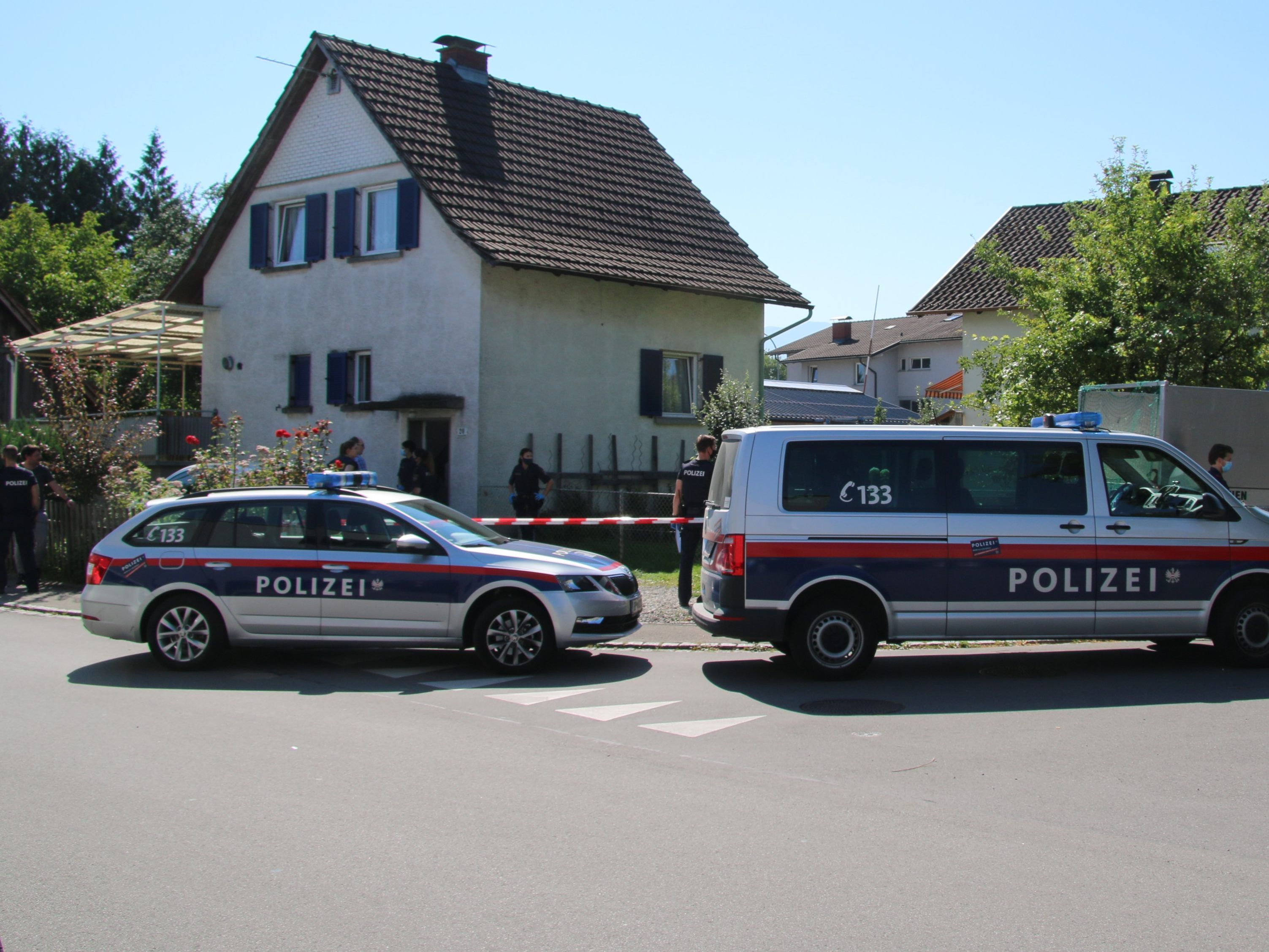 Zwei Verletzte wurden ins Krankenhaus Dornbirn gebracht.