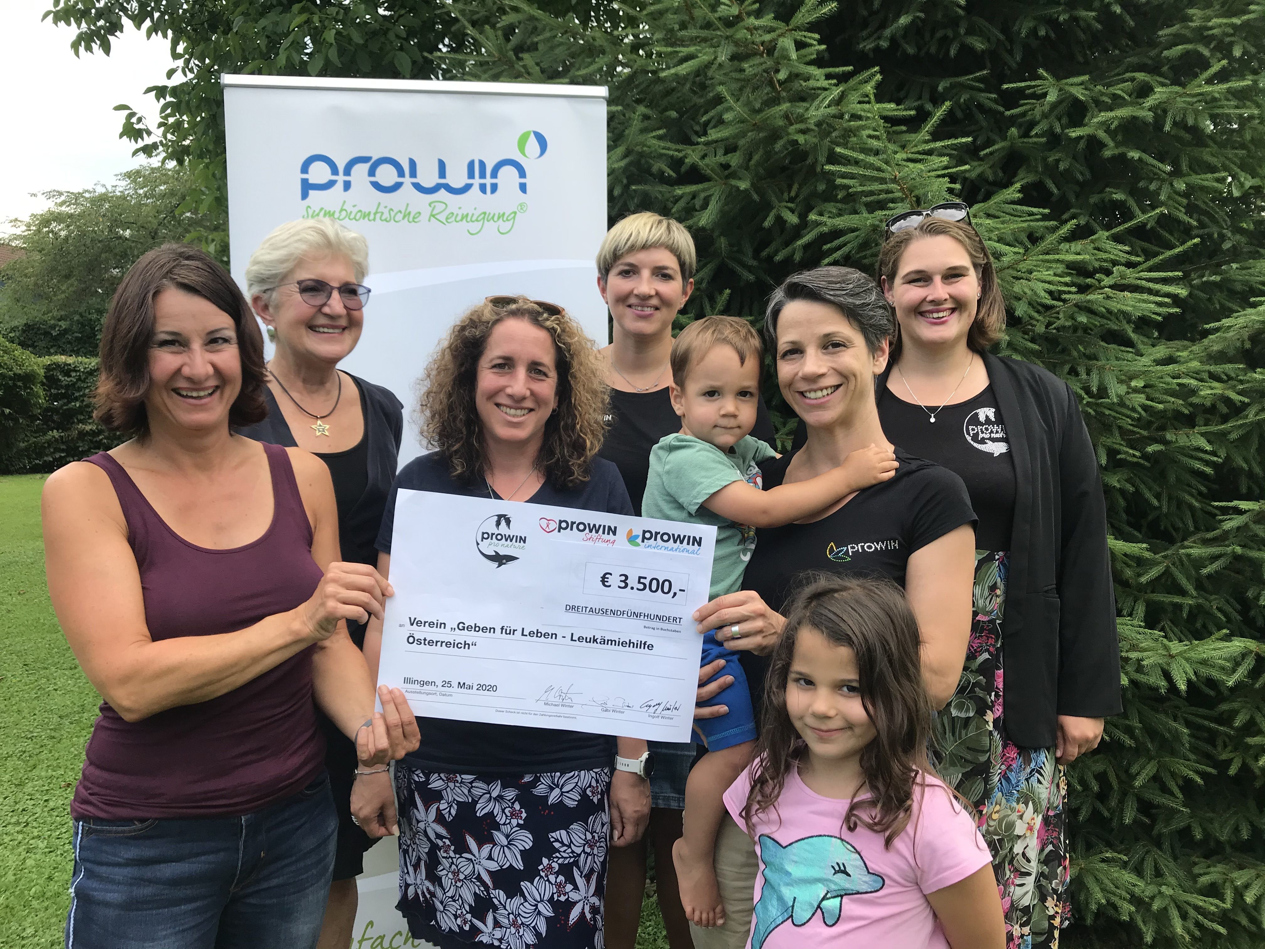 Susanne Marosch, Johanna Scheiterbauer, Monika Egle, Barbara Oberhauser, Sabrina Jordanidis mit Kiano und Nima, Natalie Scalet (nicht auf dem Bild: Barbara Heinzle Sabine Feuerstein) Susanne Marosch, Johanna Scheiterbauer, Monika Egle, Barbara Oberhauser, Sabrina Jordanidis mit Kiano und Nima, Natalie Scalet (nicht auf dem Bild: Barbara Heinzle Sabine Feuerstein)