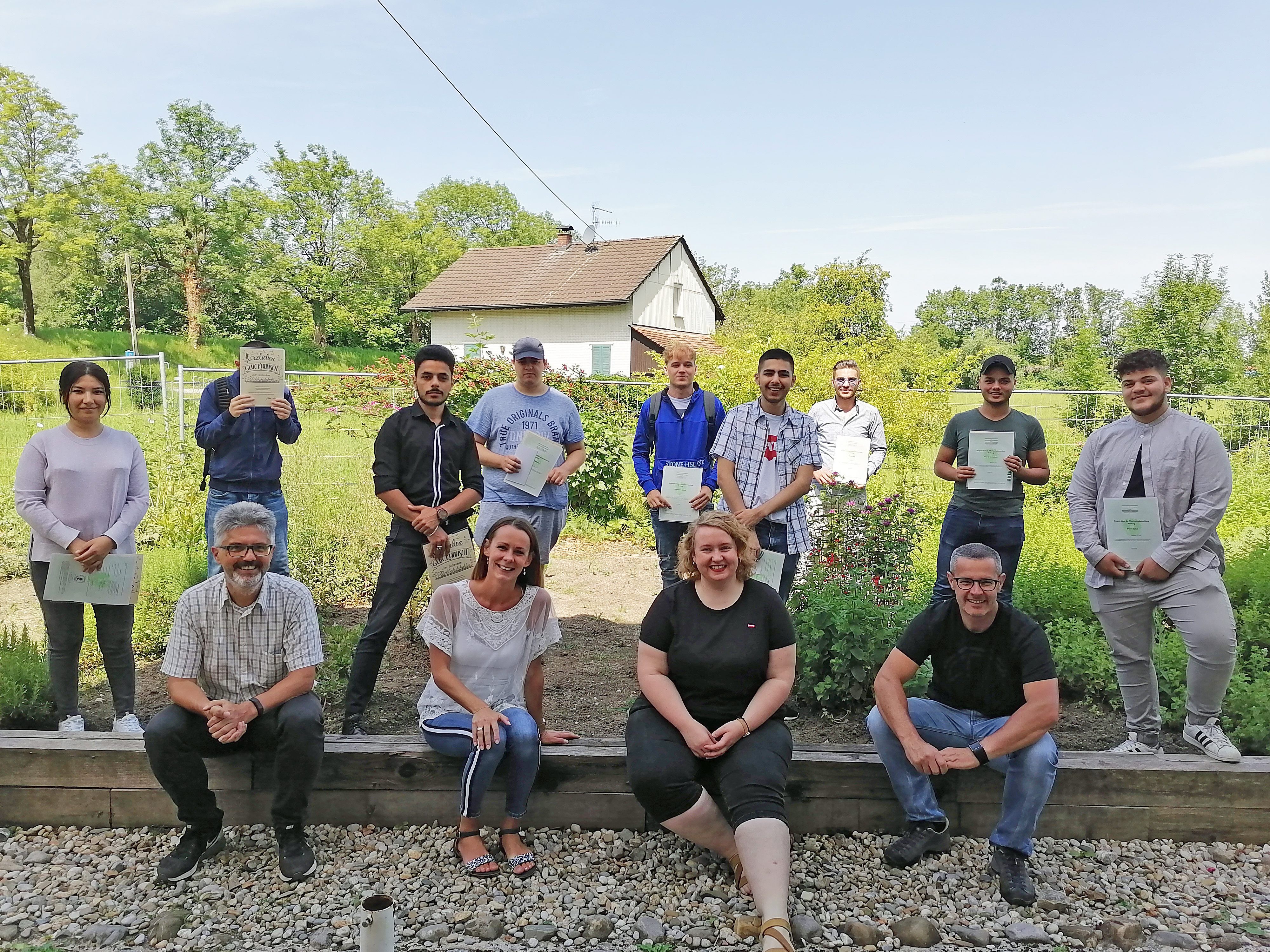Die Zeugnisse wurden feierlich überreicht. v.l.n.r.: Sarah, Rahman, Ahmad, Mikulas, Adrian, Nenad, Alaa, Mohamad, Eyüp, vorne: Elmar Luger, Stefanie Helm, Julia Krepl, Christian Purin