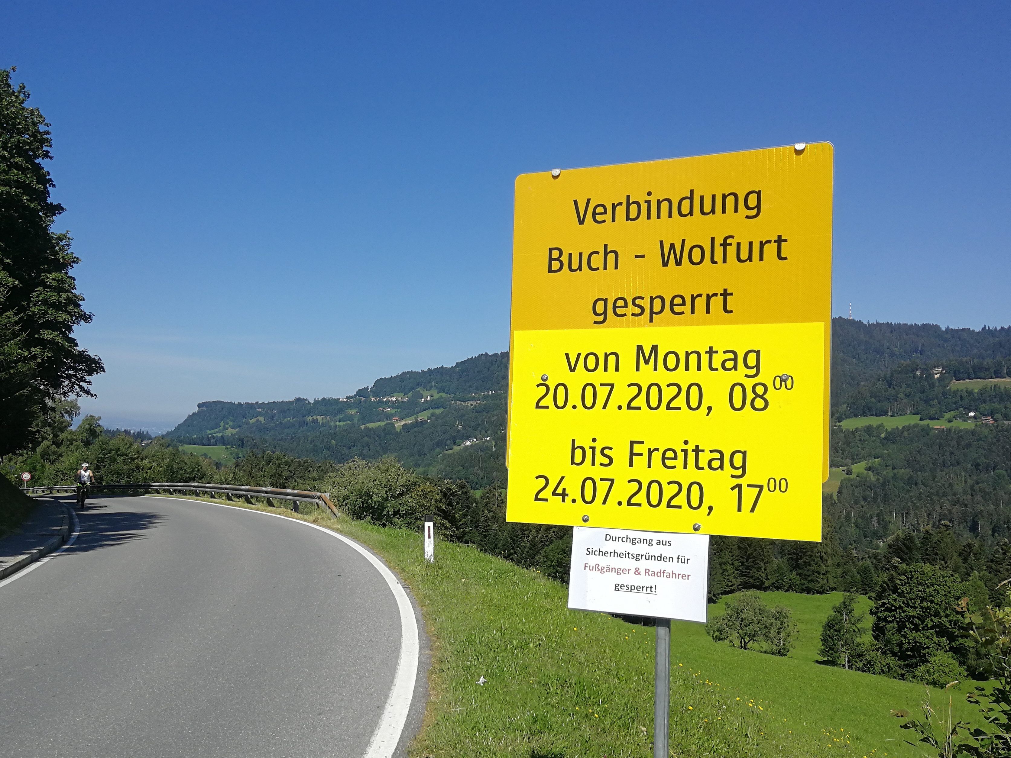 Auch Sicherheitsgründen gilt die Sperre der L14 für alle Verkehrsteilnehmer, somit auch Radfahrer und Fußgänger. Auch Sicherheitsgründen gilt die Sperre der L14 für alle Verkehrsteilnehmer, somit auch Radfahrer und Fußgänger.