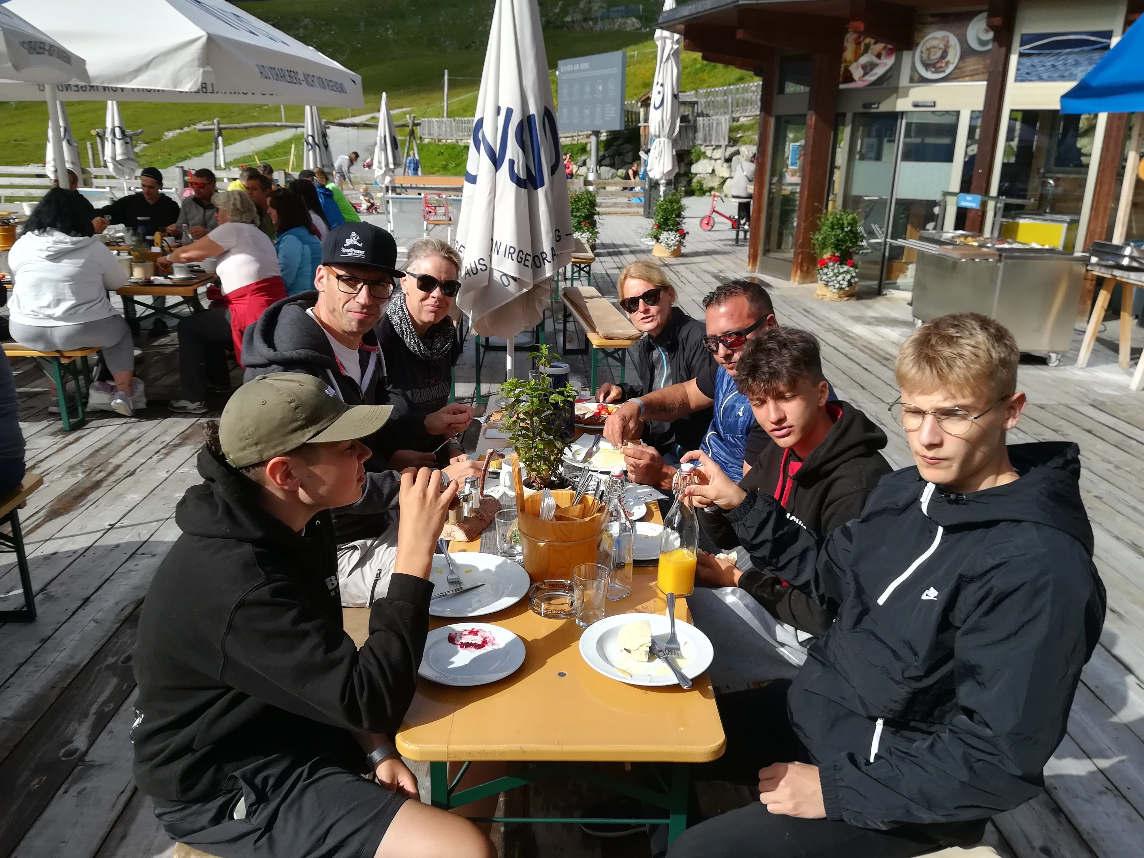 Stärkung beim Bergfrühstück auf dem Schafberg