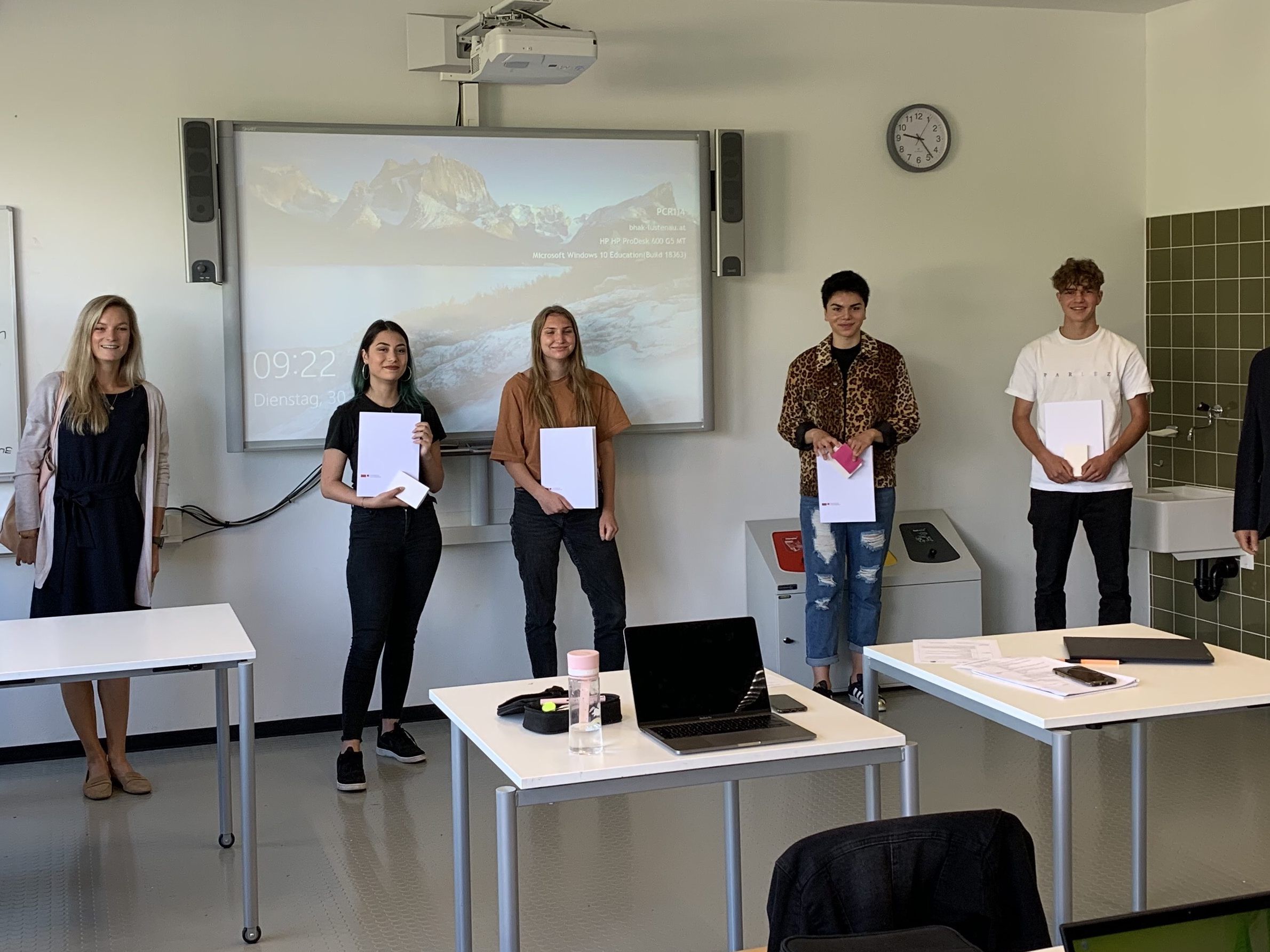 Das Viererteam der HAK Lustenau freute sich über den dritten Platz beim Innovationswettbewerb. Überreicht wurde die Auszeichnung von Bernd Schenk (re), Friederike Metzler-Koll sowie Christina Philipp (vl) von der Universität Liechtenstein.