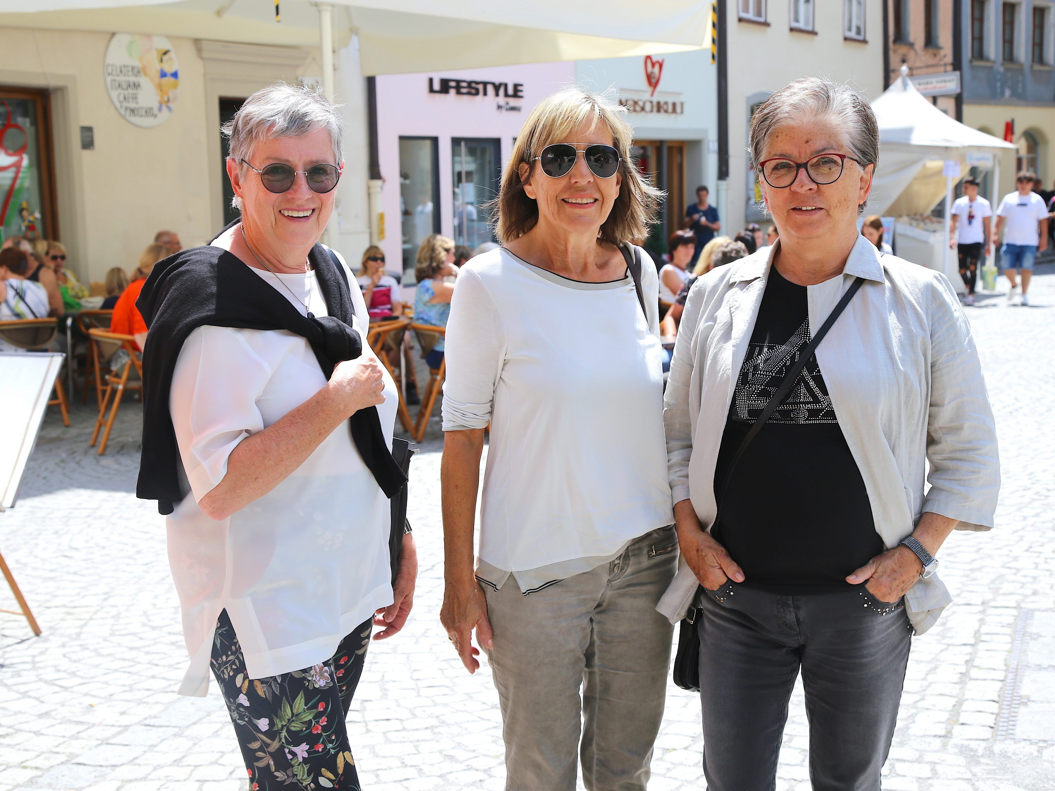 Mary, Edelbrand und Doris genossen die Atmosphäre am Markt. Mary, Edelbrand und Doris genossen die Atmosphäre am Markt.