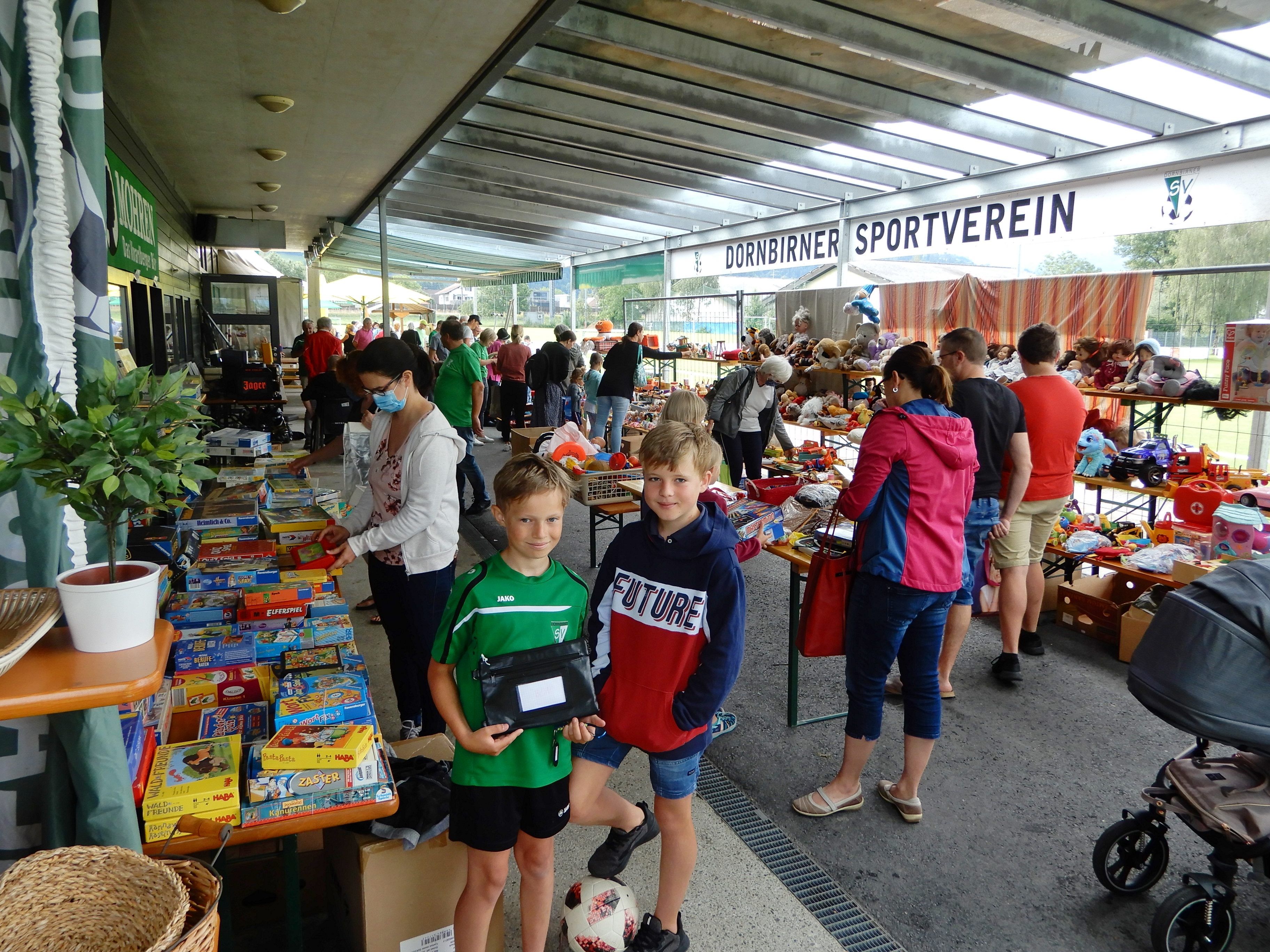 Der Hella-DSV Flohmarkt bot wieder alles was das Sammlerherz begehrt. Der Hella-DSV Flohmarkt bot wieder alles was das Sammlerherz begehrt.