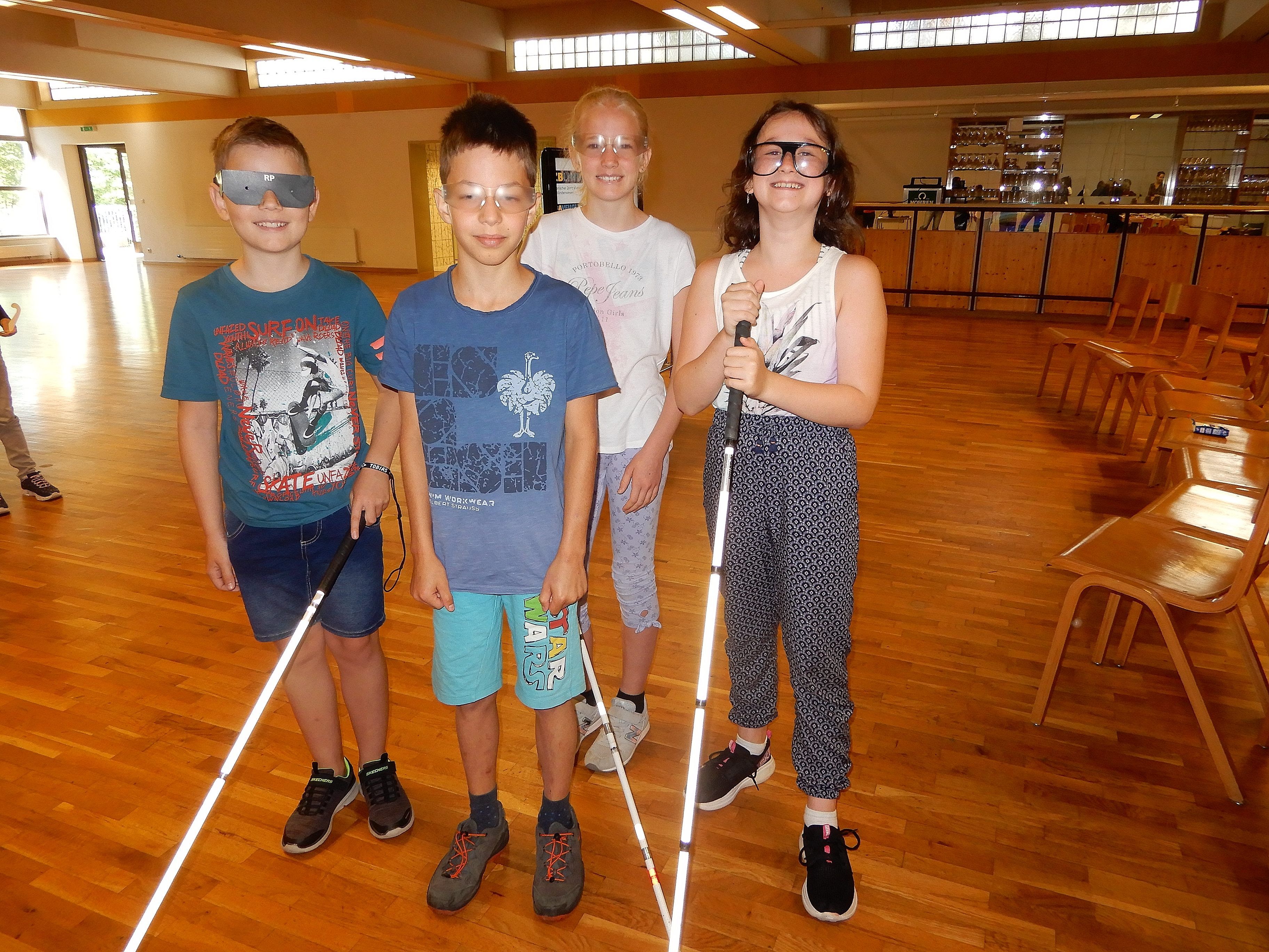 Für Tobias, Constantin, Mia und Lara war der Ausflug ins Haus vom Blinden- und Sehbehindertenverband ein ganz besonderes Erlebnis. Für Tobias, Constantin, Mia und Lara war der Ausflug ins Haus vom Blinden- und Sehbehindertenverband ein ganz besonderes Erlebnis.