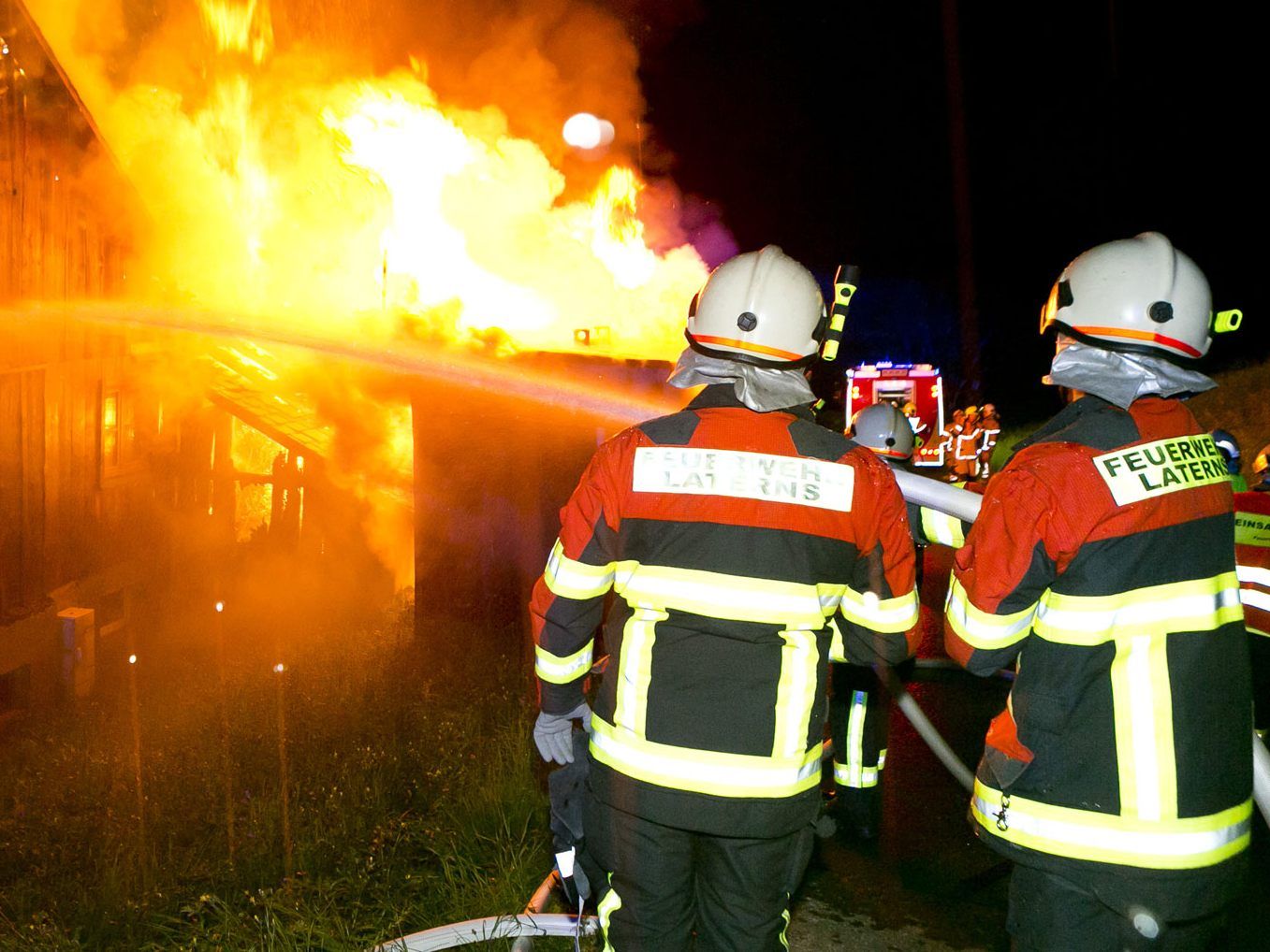 Stall- und Tennengebäude wurden ein Raub der Flammen, das Wohnhaus schwer beschädigt.