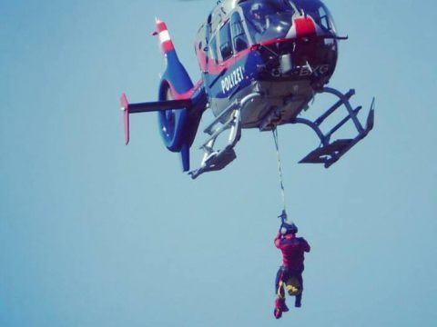 Die Frau konnte unverletzt bei der Hütte abgesetzt werden. Die Frau konnte unverletzt bei der Hütte abgesetzt werden.