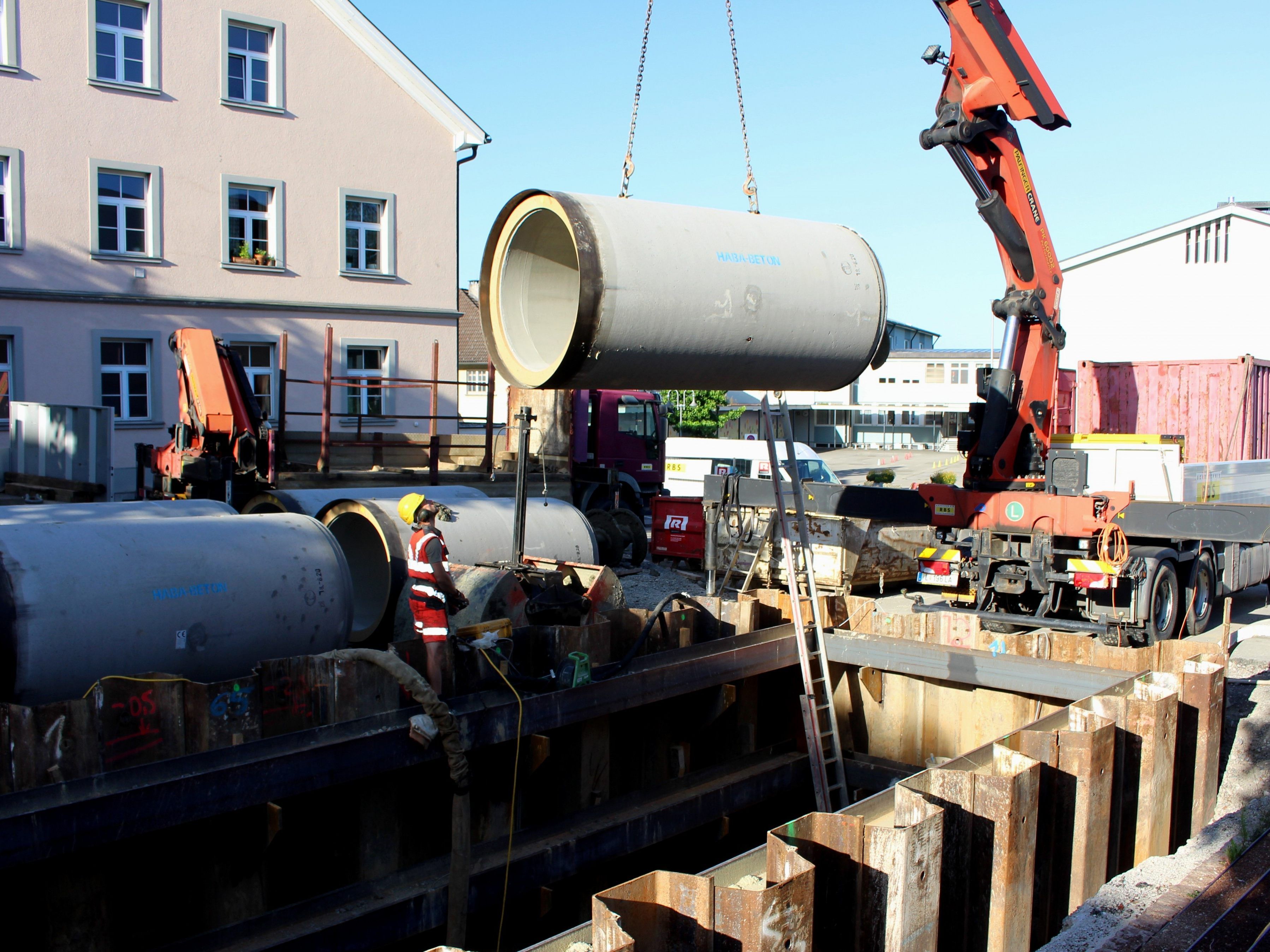 Die neue Oberlochauerbach-Verrohrung DN 1200 wird auf einer Strecke von rund 110 Metern mittels eine Teilschnitt-Vortriebsmaschine eingebaut, auf den restlichen 200 Metern wird das Rohr in offener Bauweise verlegt. Die neue Oberlochauerbach-Verrohrung DN 1200 wird auf einer Strecke von rund 110 Metern mittels eine Teilschnitt-Vortriebsmaschine eingebaut, auf den restlichen 200 Metern wird das Rohr in offener Bauweise verlegt.