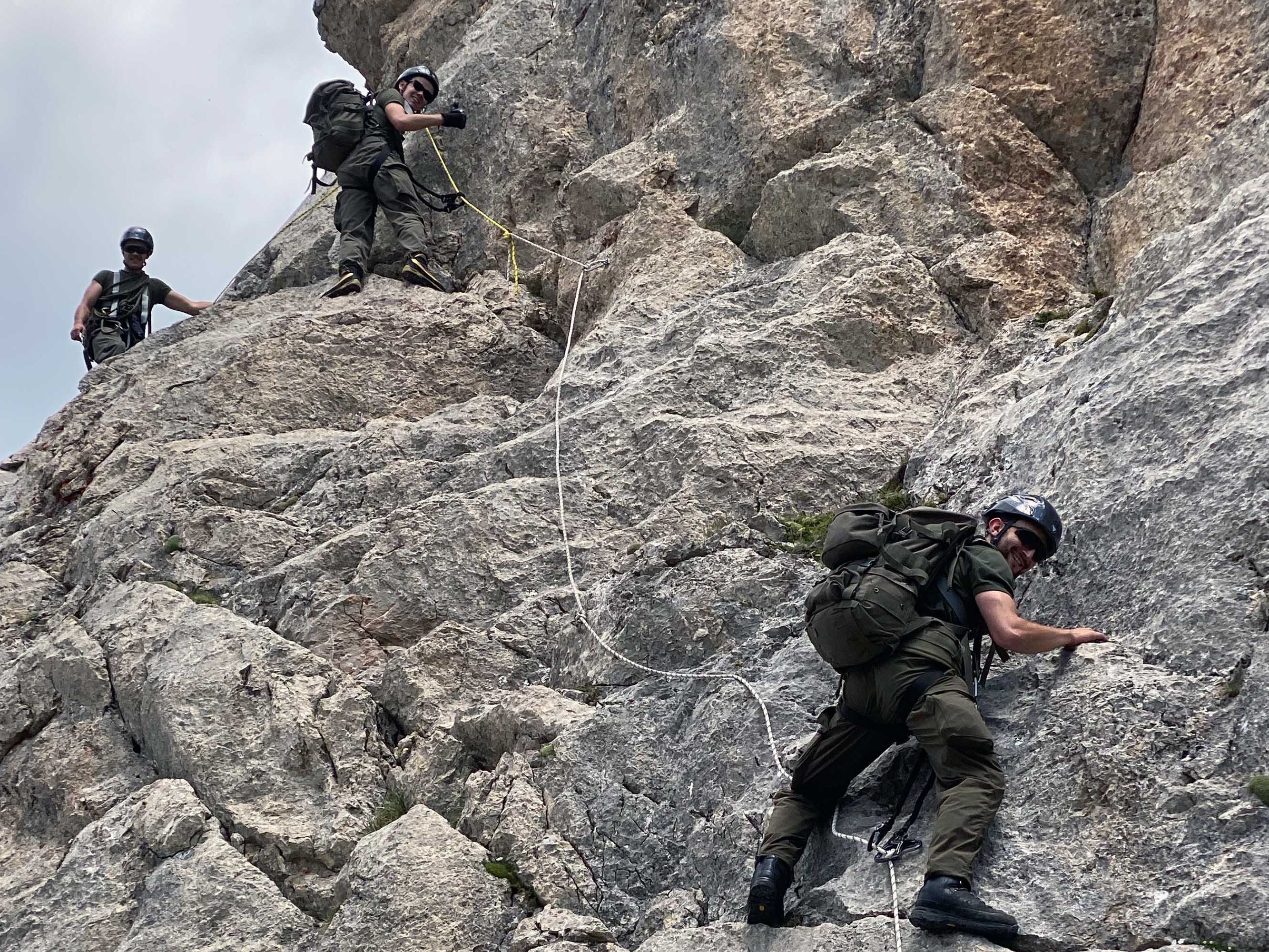 Militärmusiker erklimmen die Zimba mit Seil und Hacken. Militärmusiker erklimmen die Zimba mit Seil und Hacken.
