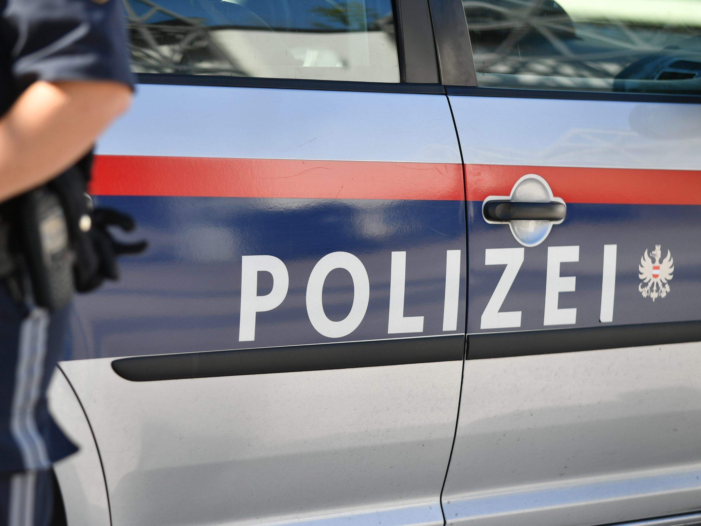 Es kam durch den Unfall zu Schäden an Straße, Wiese und Fahrzeug. Es kam durch den Unfall zu Schäden an Straße, Wiese und Fahrzeug.