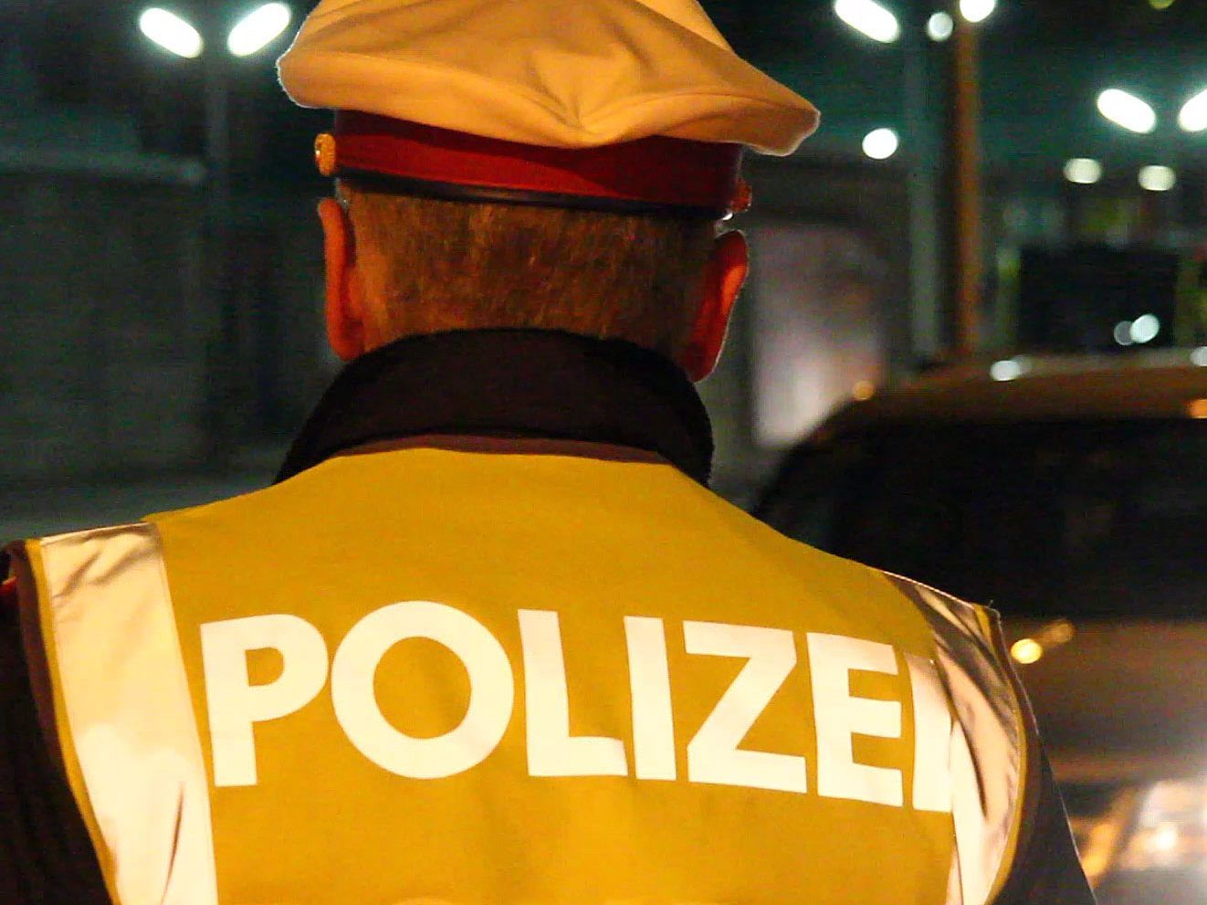 Die Polizei in Hard sucht Zeugen und bittet um Hinweise zum Vorfall. Die Polizei in Hard sucht Zeugen und bittet um Hinweise zum Vorfall.