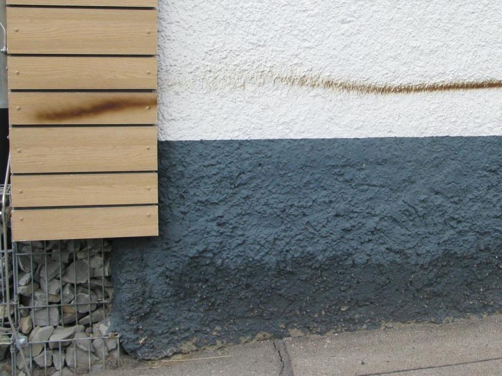 Die unbekannten Täter sprühten mehrere Striche und Flecken mit brauner Farbe.