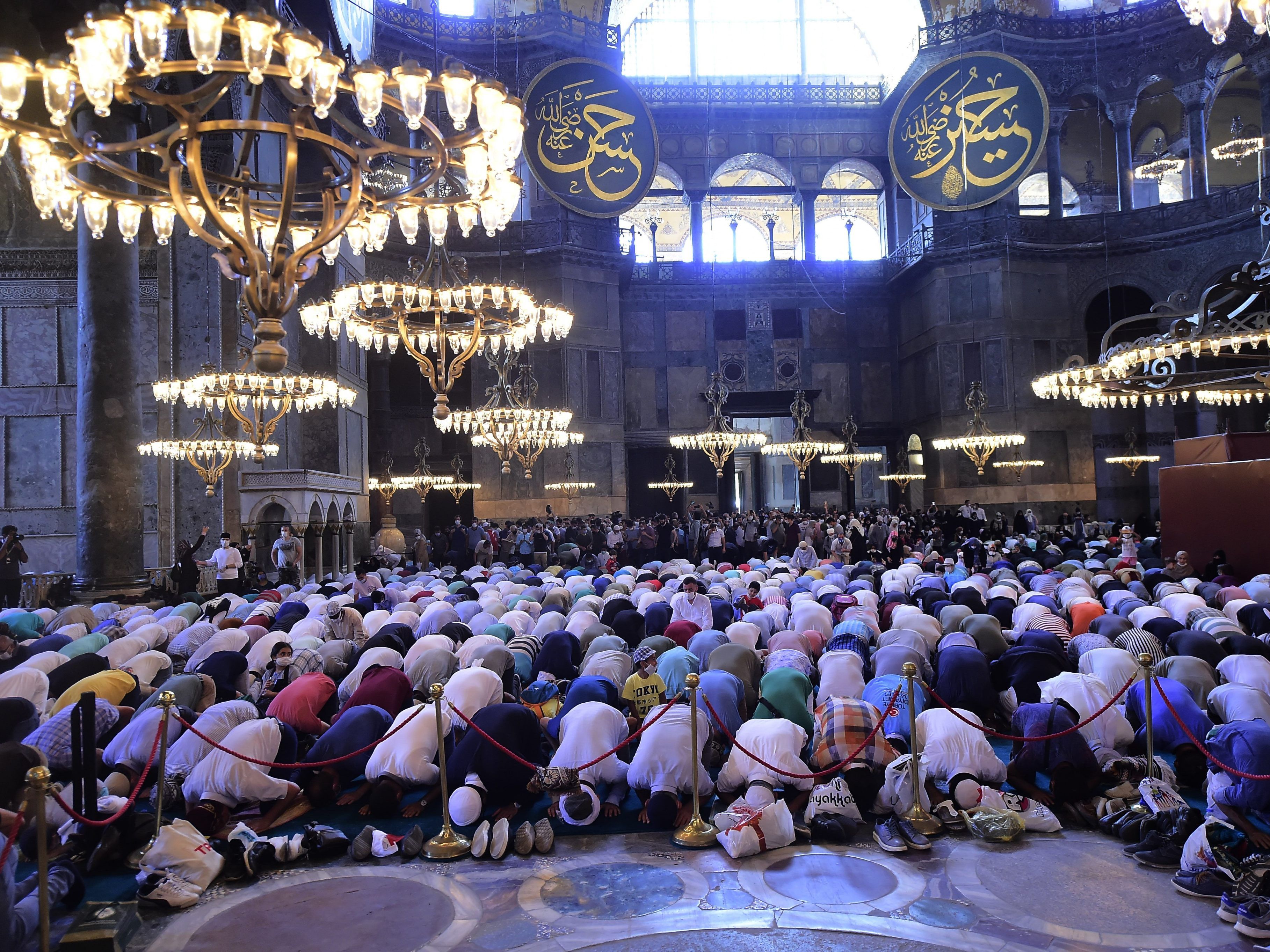 Von den Minaretten der Hagia Sophie tönten erstmals seit der Umwaldung in eine Moschee wieder Gebetsrufe Von den Minaretten der Hagia Sophie tönten erstmals seit der Umwaldung in eine Moschee wieder Gebetsrufe