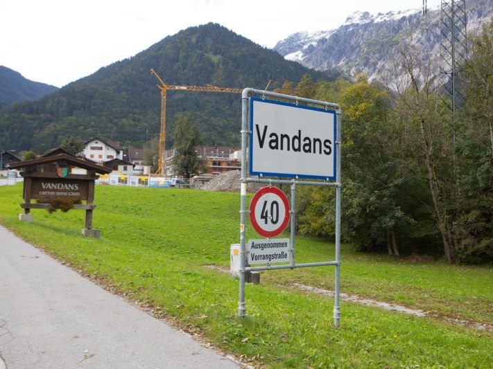 Vandans: Ein Verkehrsschild wurde abgebrochen und in das Bachbett der Ill geworfen