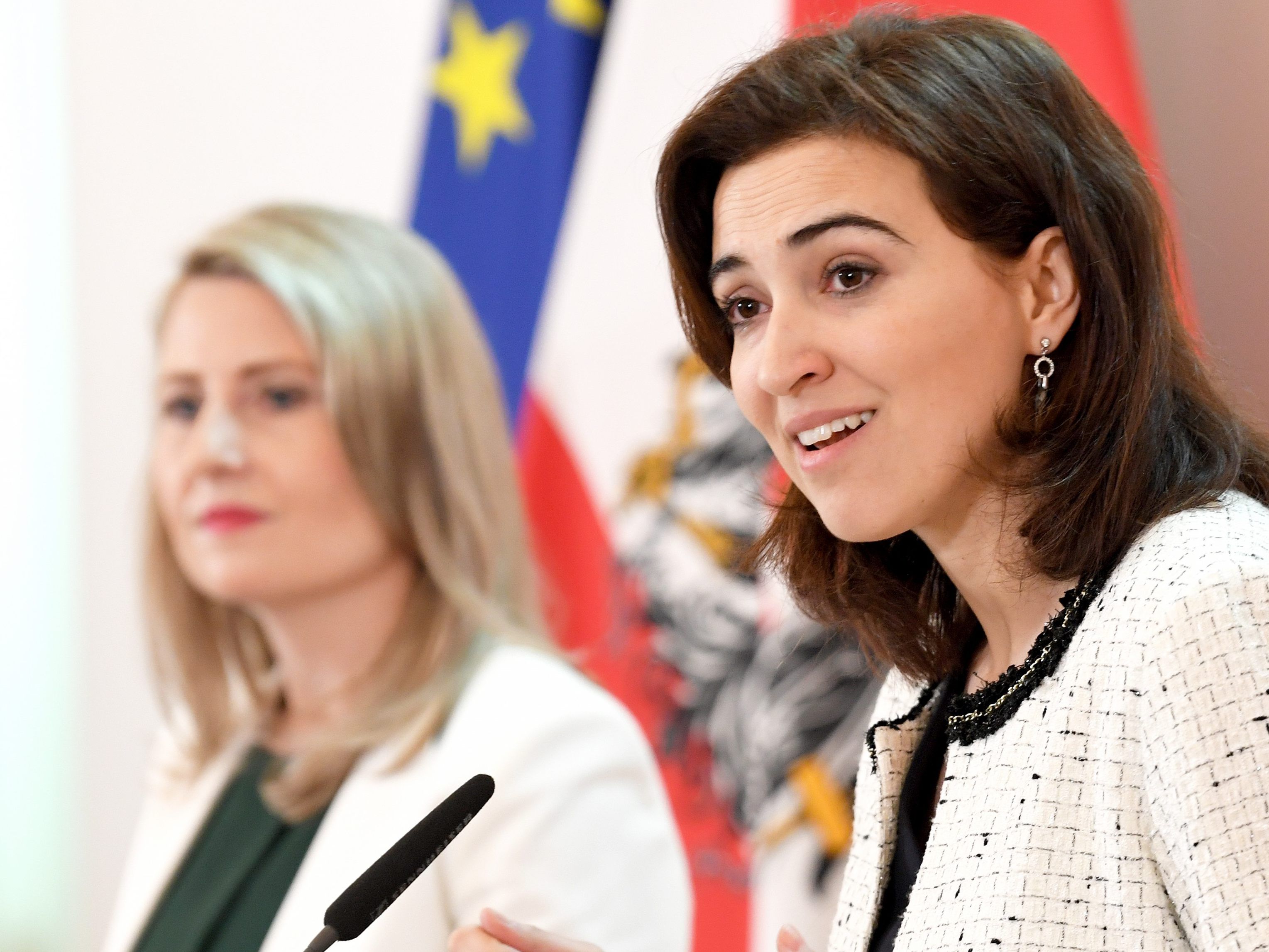 Auch die Ministerinnen Zadic (r.) und Raab (l.), werden zum Thema "Gemeinsam gegen Hass im Netzt" etwas zu sagen haben.