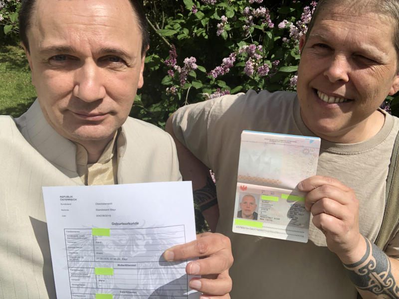 Rechtsanwalt Helmut Graupner und Alex Jürgen mit Reisepass und Geburtsurkunde