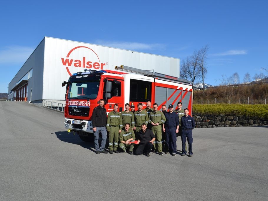 Neues Tanklöschfahrzeug für Feuerwehr Weiler (im Bild v.l.: Lampert Heinrich (Firma Walser), Manuel Jenny, Mathias Feigel, Kommandant Reinhard Morscher (vorne), Christian Summer, Simon Jenny, Michael Rauch (Firma Walser, vorne), Thomas Dufner, Christian Wetzlinger, Markus Morscher, Alexis Tschütscher, Michael Summer und Joachim Ender) Neues Tanklöschfahrzeug für Feuerwehr Weiler (im Bild v.l.: Lampert Heinrich (Firma Walser), Manuel Jenny, Mathias Feigel, Kommandant Reinhard Morscher (vorne), Christian Summer, Simon Jenny, Michael Rauch (Firma Walser, vorne), Thomas Dufner, Christian Wetzlinger, Markus Morscher, Alexis Tschütscher, Michael Summer und Joachim Ender)