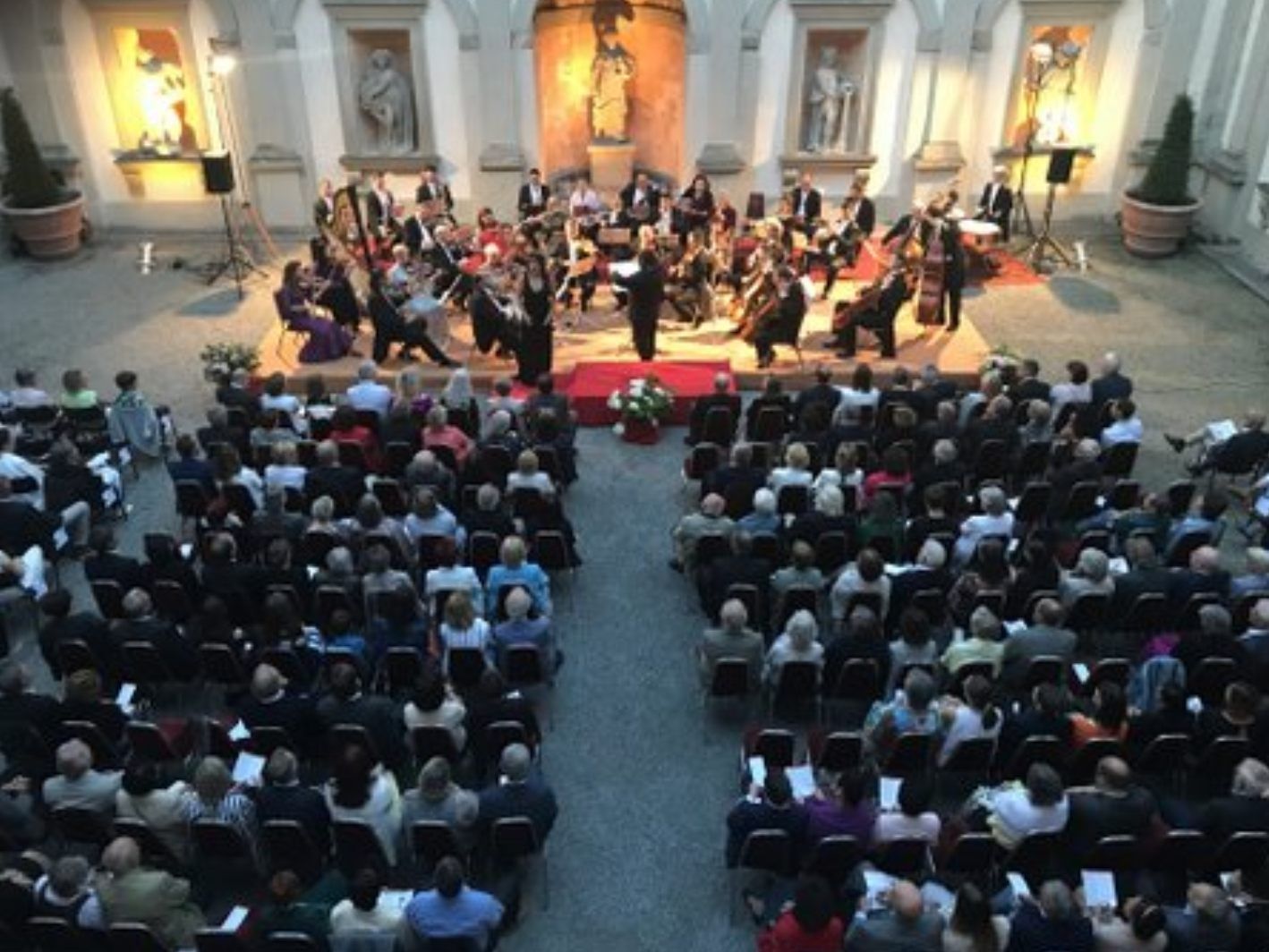 Im Palasthof startet das Kammerorchester Arpeggione in die neue Saison