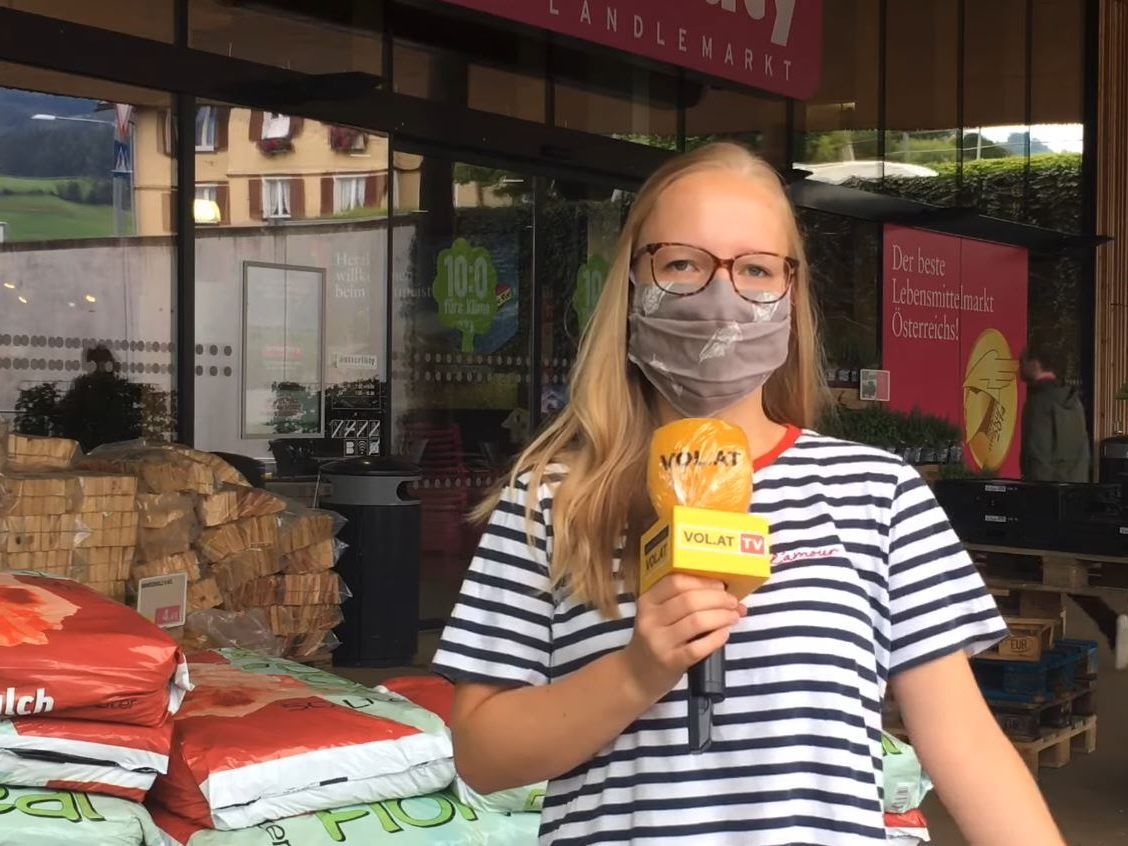 Reporterin Mirjam Mayer vor dem Sutterlüty-Markt. Reporterin Mirjam Mayer vor dem Sutterlüty-Markt.