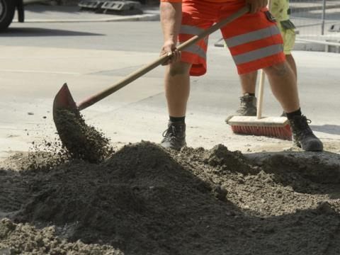 In Wien-Hietzing werden Betonfelder saniert.