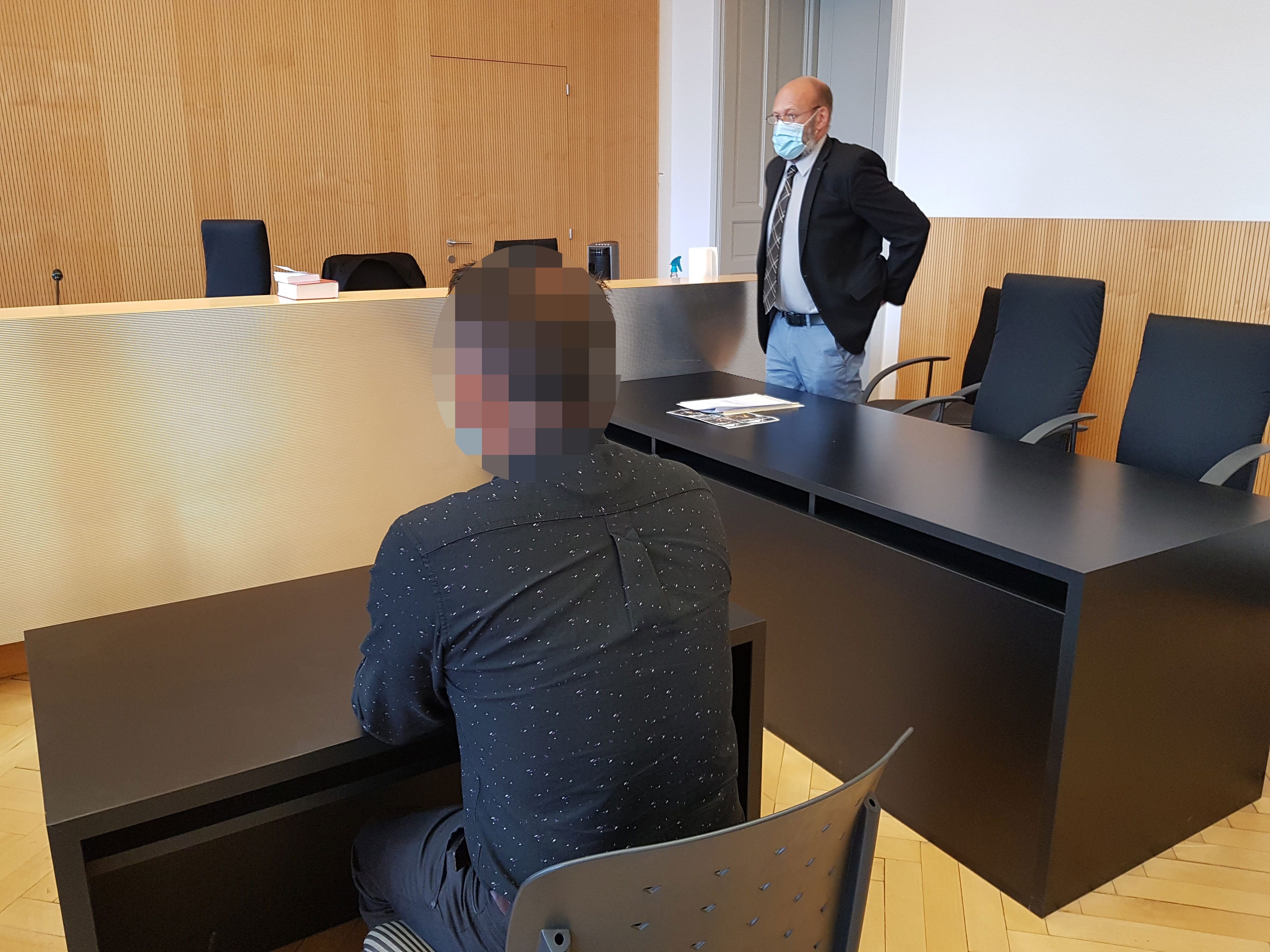 Der 56-Jährige bereut sein Verhalten vor Gericht. Der 56-Jährige bereut sein Verhalten vor Gericht.
