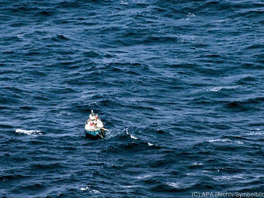 Der Fisch sprang aus dem Wasser ins Boot Der Fisch sprang aus dem Wasser ins Boot