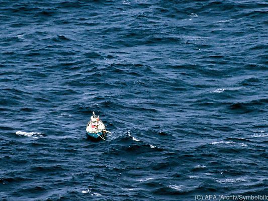 Der Fisch sprang aus dem Wasser ins Boot