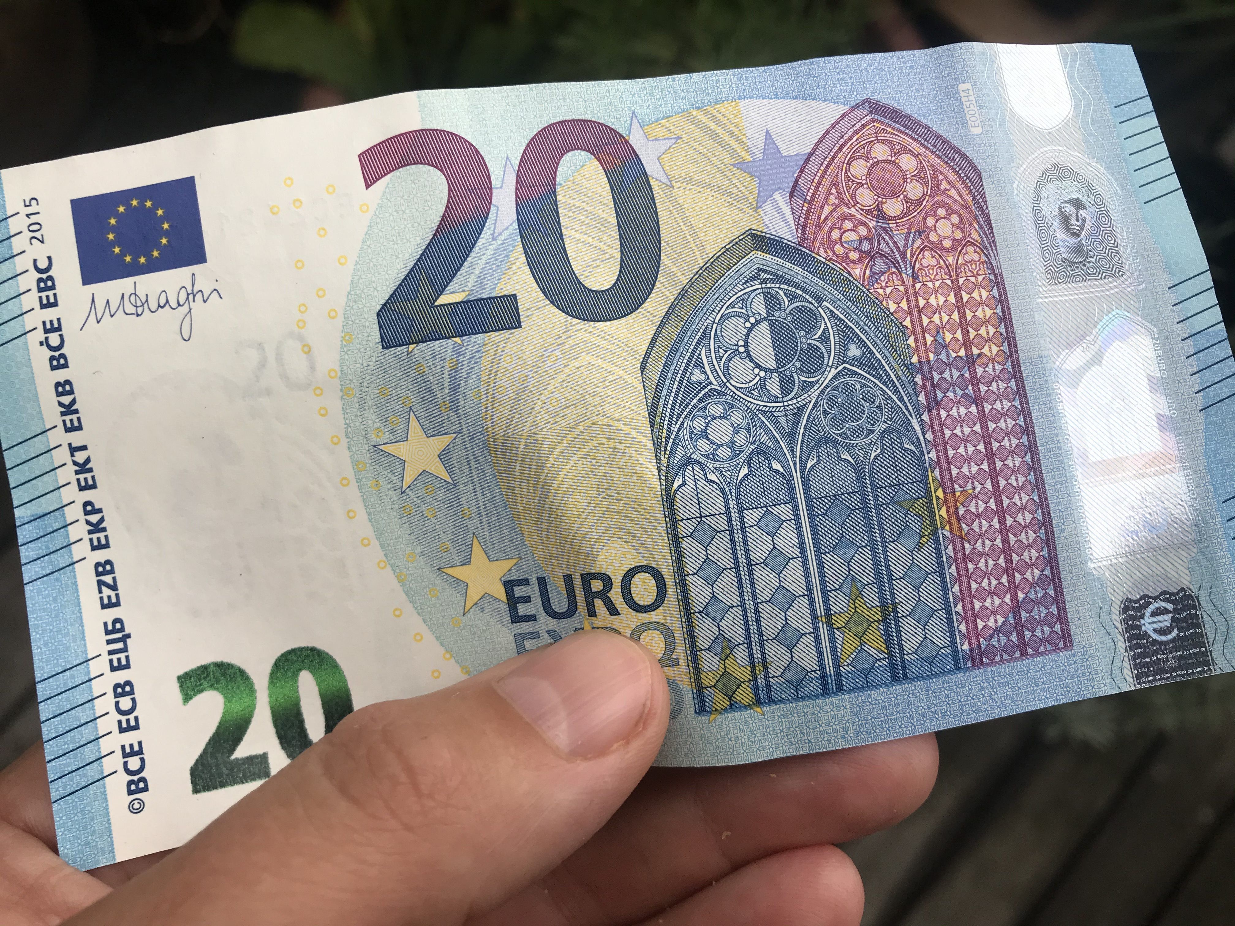 Jeder Bürger soll einen ‚Röthis-Gutschein‘ in der Höhe von 20 Euro erhalten, der in einem Betrieb in Röthis einlösbar ist. Jeder Bürger soll einen ‚Röthis-Gutschein‘ in der Höhe von 20 Euro erhalten, der in einem Betrieb in Röthis einlösbar ist.
