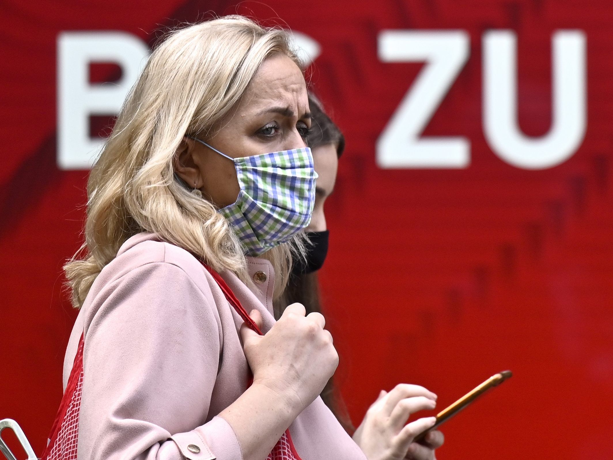 Die MNS-Pflicht gilt nur für die Mitarbeiter der Media- und Saturn-Märkte. Die MNS-Pflicht gilt nur für die Mitarbeiter der Media- und Saturn-Märkte.
