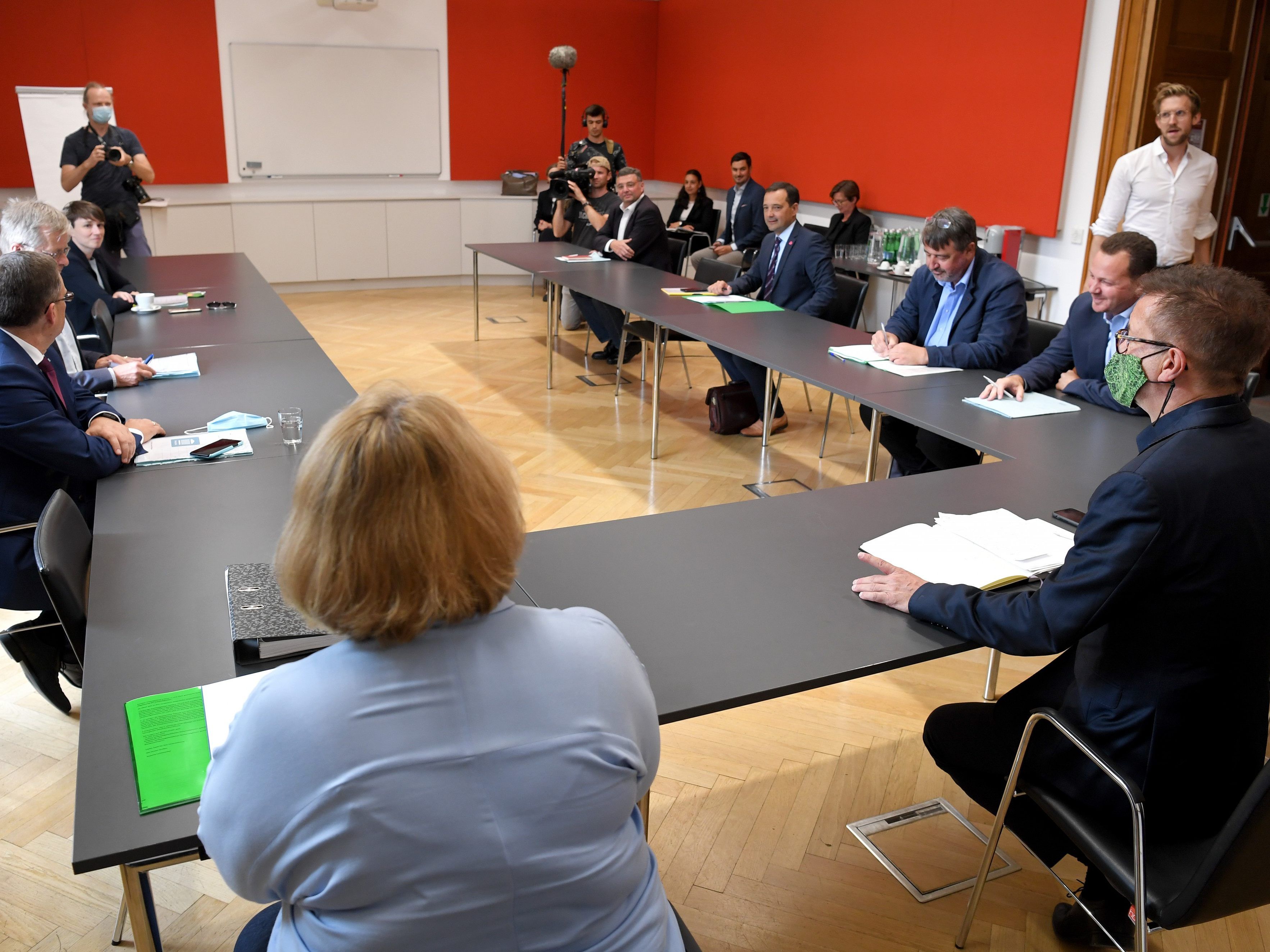 Anschober traf sich heute mit den Klubobleuten aller Parteien. Anschober traf sich heute mit den Klubobleuten aller Parteien.